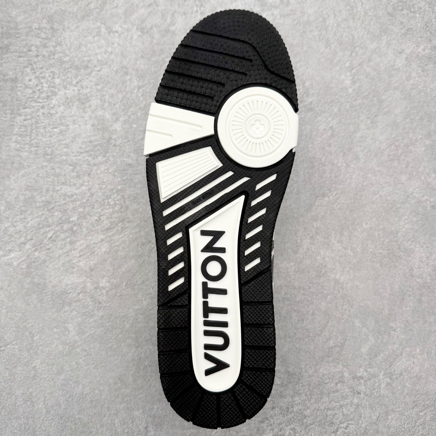 图片[9]-＃FS纯原福利 Louis Vuitton Trainer lv时装走秀运动鞋 实力大厂出品 平台专供 成熟的做工稳定的品控 完美鞋型超高的清洁度 零毛边线头瑕疵 全套原楦原纸版原鞋开模 全网最具灵魂的版型 正确原装黄色鞋盒 正确中底印花 鞋面印花3D高频深度立体 全鞋电脑针车 紧密相连 针距密度一致 环保乳胶注塑鞋垫 厚度脚感还原原版 皮面裁剪部位 统一油边封口工艺 原装橡胶大底含胶量大底组合零偏差 专柜全套包装 防尘袋 说明书 质保卡 男女鞋 尺码对应库存明细‼️-选品中心