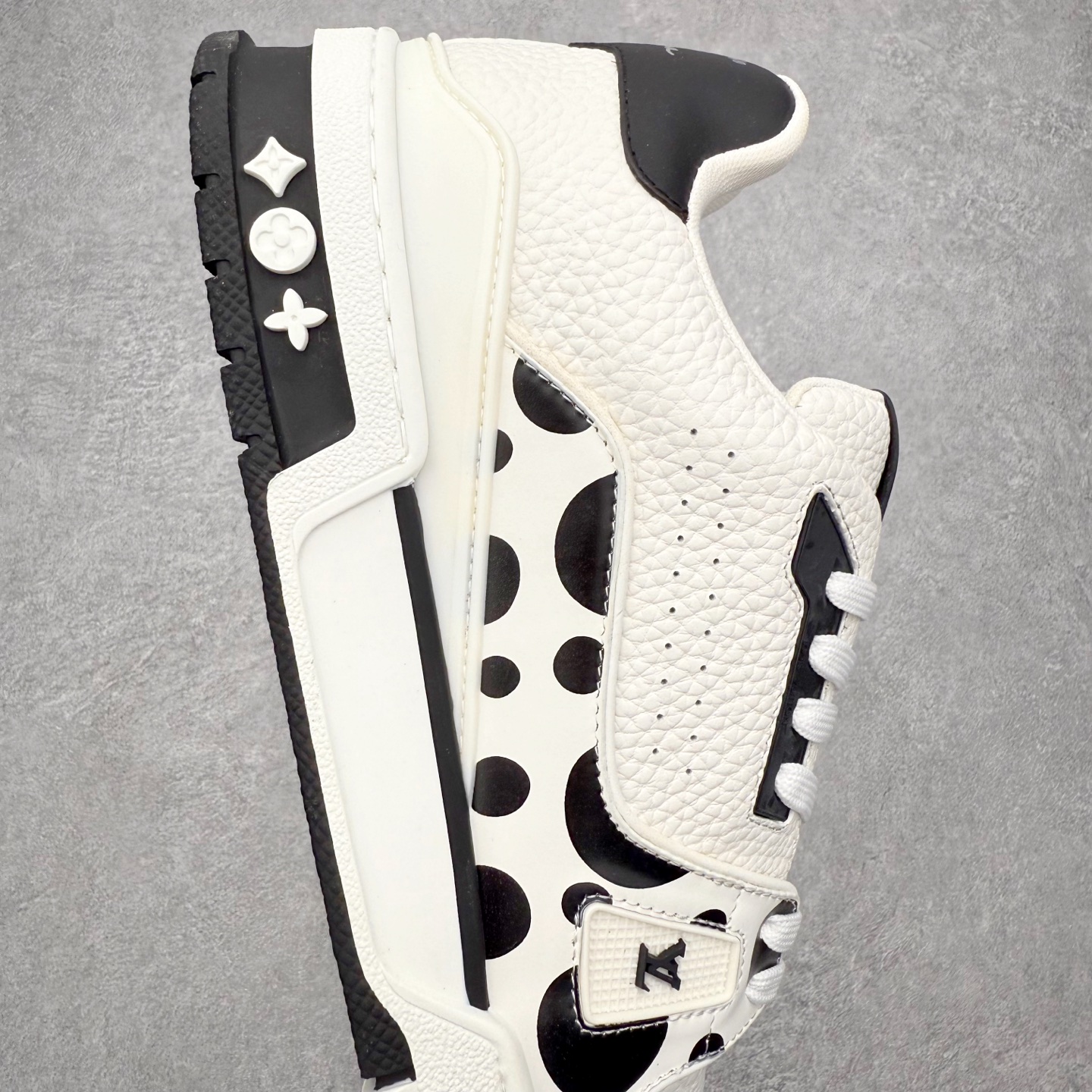 图片[6]-＃FS纯原福利 Louis Vuitton Trainer lv时装走秀运动鞋 实力大厂出品 平台专供 成熟的做工稳定的品控 完美鞋型超高的清洁度 零毛边线头瑕疵 全套原楦原纸版原鞋开模 全网最具灵魂的版型 正确原装黄色鞋盒 正确中底印花 鞋面印花3D高频深度立体 全鞋电脑针车 紧密相连 针距密度一致 环保乳胶注塑鞋垫 厚度脚感还原原版 皮面裁剪部位 统一油边封口工艺 原装橡胶大底含胶量大底组合零偏差 专柜全套包装 防尘袋 说明书 质保卡 男女鞋 尺码对应库存明细‼️-选品中心