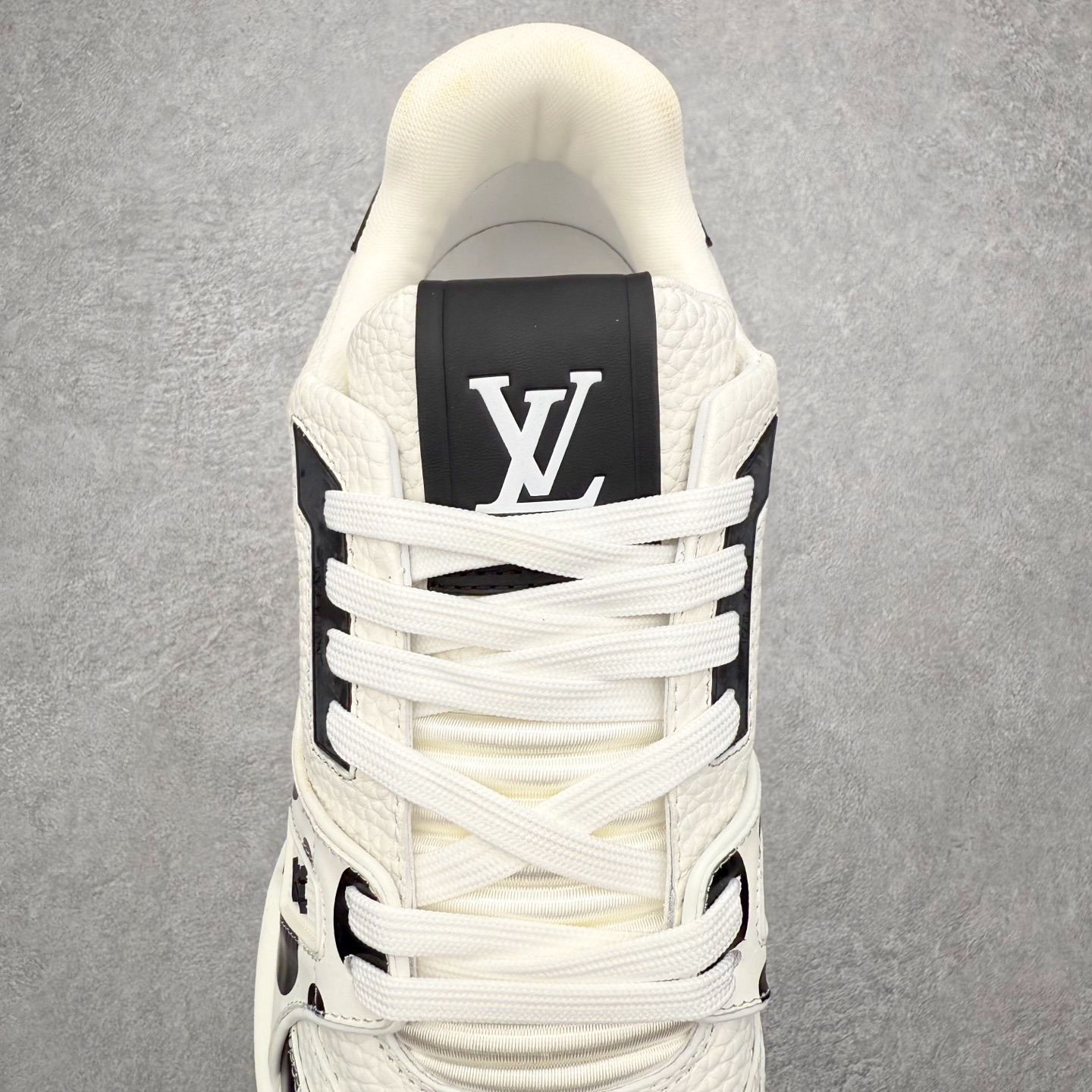 图片[5]-＃FS纯原福利 Louis Vuitton Trainer lv时装走秀运动鞋 实力大厂出品 平台专供 成熟的做工稳定的品控 完美鞋型超高的清洁度 零毛边线头瑕疵 全套原楦原纸版原鞋开模 全网最具灵魂的版型 正确原装黄色鞋盒 正确中底印花 鞋面印花3D高频深度立体 全鞋电脑针车 紧密相连 针距密度一致 环保乳胶注塑鞋垫 厚度脚感还原原版 皮面裁剪部位 统一油边封口工艺 原装橡胶大底含胶量大底组合零偏差 专柜全套包装 防尘袋 说明书 质保卡 男女鞋 尺码对应库存明细‼️-选品中心