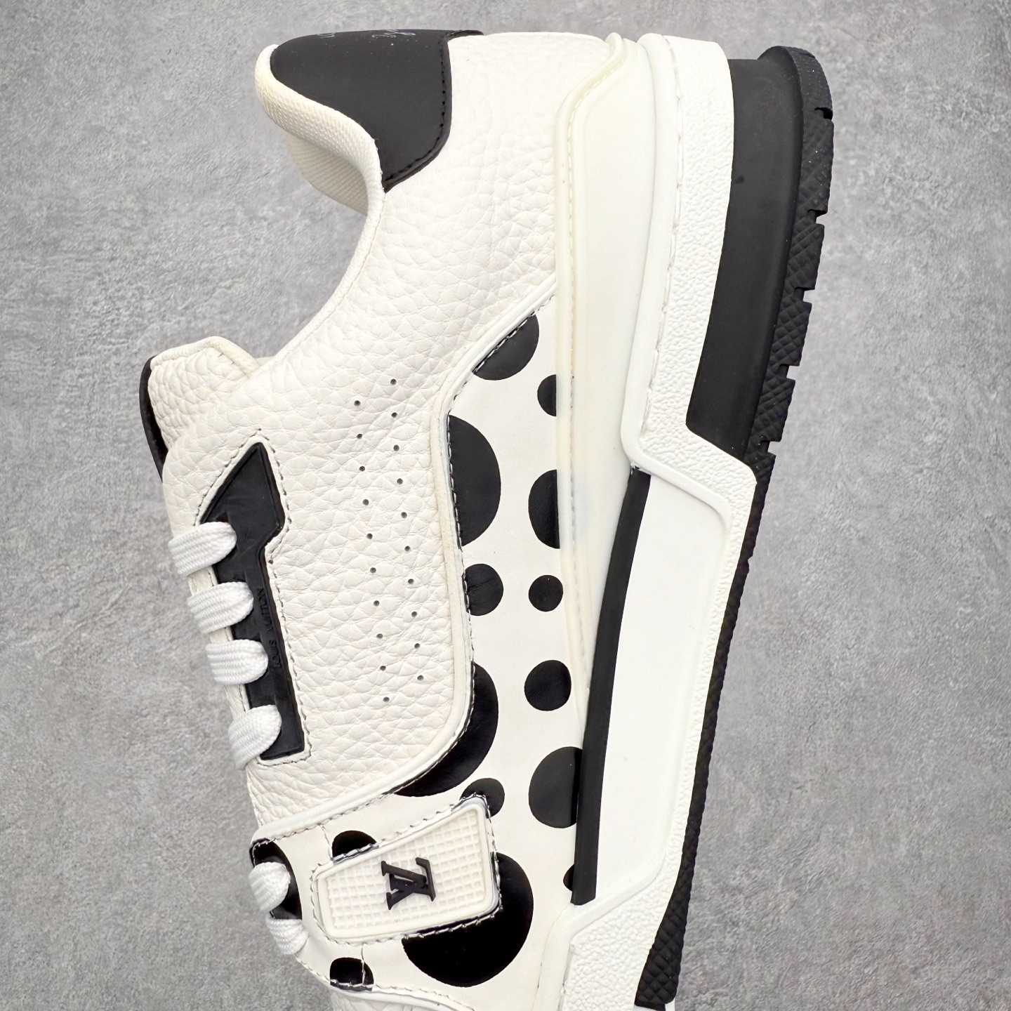 图片[7]-＃FS纯原福利 Louis Vuitton Trainer lv时装走秀运动鞋 实力大厂出品 平台专供 成熟的做工稳定的品控 完美鞋型超高的清洁度 零毛边线头瑕疵 全套原楦原纸版原鞋开模 全网最具灵魂的版型 正确原装黄色鞋盒 正确中底印花 鞋面印花3D高频深度立体 全鞋电脑针车 紧密相连 针距密度一致 环保乳胶注塑鞋垫 厚度脚感还原原版 皮面裁剪部位 统一油边封口工艺 原装橡胶大底含胶量大底组合零偏差 专柜全套包装 防尘袋 说明书 质保卡 男女鞋 尺码对应库存明细‼️-选品中心