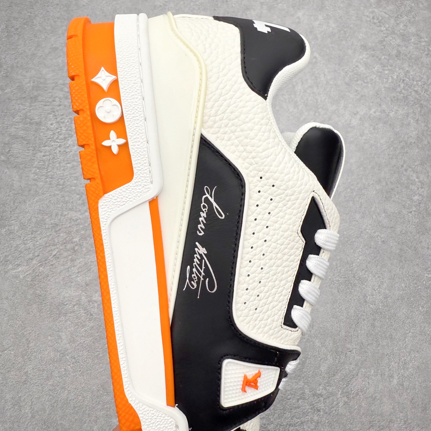 图片[6]-＃FS纯原福利 Louis Vuitton Trainer lv时装走秀运动鞋 实力大厂出品 平台专供 成熟的做工稳定的品控 完美鞋型超高的清洁度 零毛边线头瑕疵 全套原楦原纸版原鞋开模 全网最具灵魂的版型 正确原装黄色鞋盒 正确中底印花 鞋面印花3D高频深度立体 全鞋电脑针车 紧密相连 针距密度一致 环保乳胶注塑鞋垫 厚度脚感还原原版 皮面裁剪部位 统一油边封口工艺 原装橡胶大底含胶量大底组合零偏差 专柜全套包装 防尘袋 说明书 质保卡 男女鞋 尺码对应库存明细‼️-选品中心