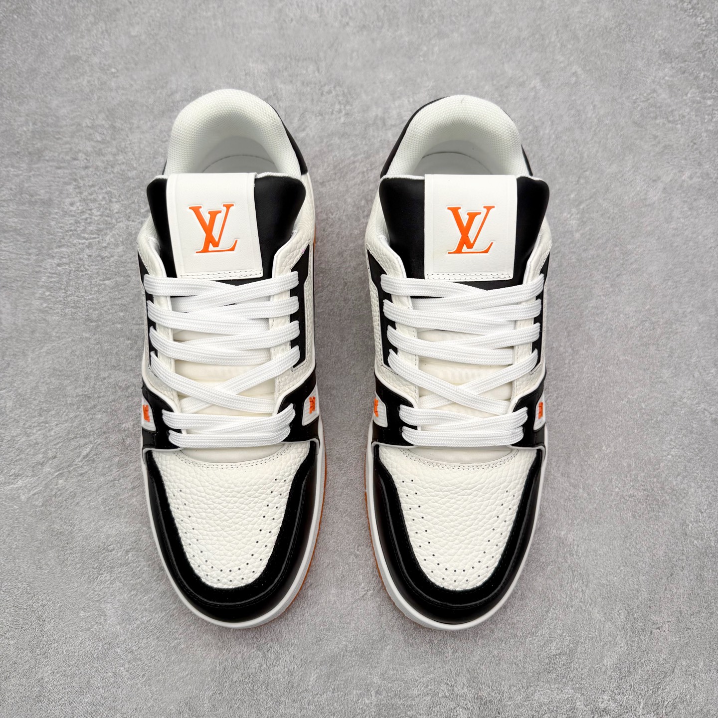 图片[2]-＃FS纯原福利 Louis Vuitton Trainer lv时装走秀运动鞋 实力大厂出品 平台专供 成熟的做工稳定的品控 完美鞋型超高的清洁度 零毛边线头瑕疵 全套原楦原纸版原鞋开模 全网最具灵魂的版型 正确原装黄色鞋盒 正确中底印花 鞋面印花3D高频深度立体 全鞋电脑针车 紧密相连 针距密度一致 环保乳胶注塑鞋垫 厚度脚感还原原版 皮面裁剪部位 统一油边封口工艺 原装橡胶大底含胶量大底组合零偏差 专柜全套包装 防尘袋 说明书 质保卡 男女鞋 尺码对应库存明细‼️-选品中心