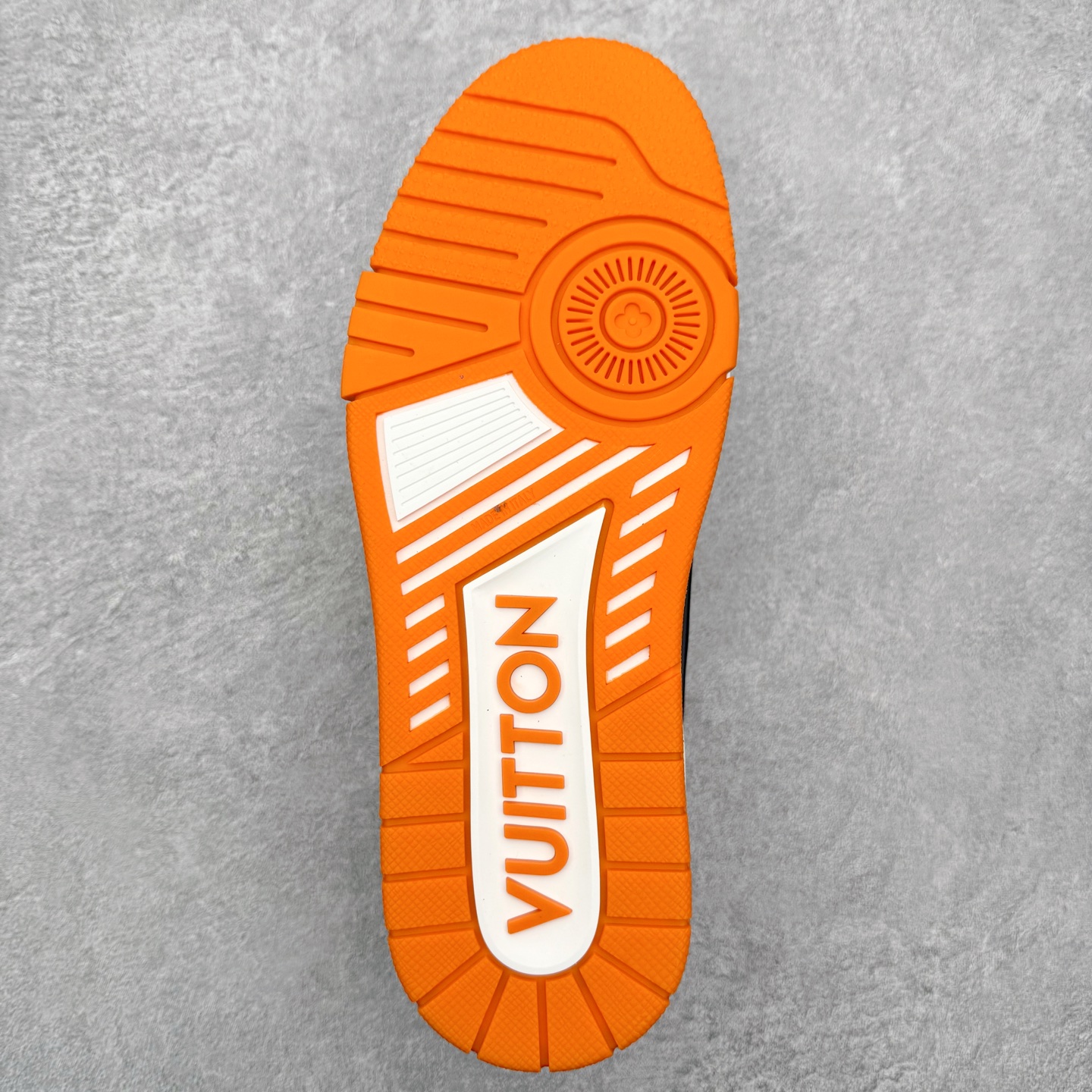 图片[9]-＃FS纯原福利 Louis Vuitton Trainer lv时装走秀运动鞋 实力大厂出品 平台专供 成熟的做工稳定的品控 完美鞋型超高的清洁度 零毛边线头瑕疵 全套原楦原纸版原鞋开模 全网最具灵魂的版型 正确原装黄色鞋盒 正确中底印花 鞋面印花3D高频深度立体 全鞋电脑针车 紧密相连 针距密度一致 环保乳胶注塑鞋垫 厚度脚感还原原版 皮面裁剪部位 统一油边封口工艺 原装橡胶大底含胶量大底组合零偏差 专柜全套包装 防尘袋 说明书 质保卡 男女鞋 尺码对应库存明细‼️-选品中心