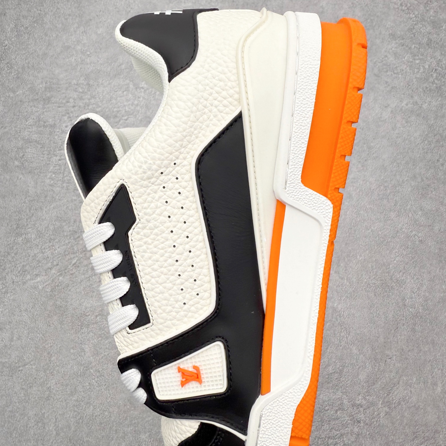 图片[7]-＃FS纯原福利 Louis Vuitton Trainer lv时装走秀运动鞋 实力大厂出品 平台专供 成熟的做工稳定的品控 完美鞋型超高的清洁度 零毛边线头瑕疵 全套原楦原纸版原鞋开模 全网最具灵魂的版型 正确原装黄色鞋盒 正确中底印花 鞋面印花3D高频深度立体 全鞋电脑针车 紧密相连 针距密度一致 环保乳胶注塑鞋垫 厚度脚感还原原版 皮面裁剪部位 统一油边封口工艺 原装橡胶大底含胶量大底组合零偏差 专柜全套包装 防尘袋 说明书 质保卡 男女鞋 尺码对应库存明细‼️-选品中心