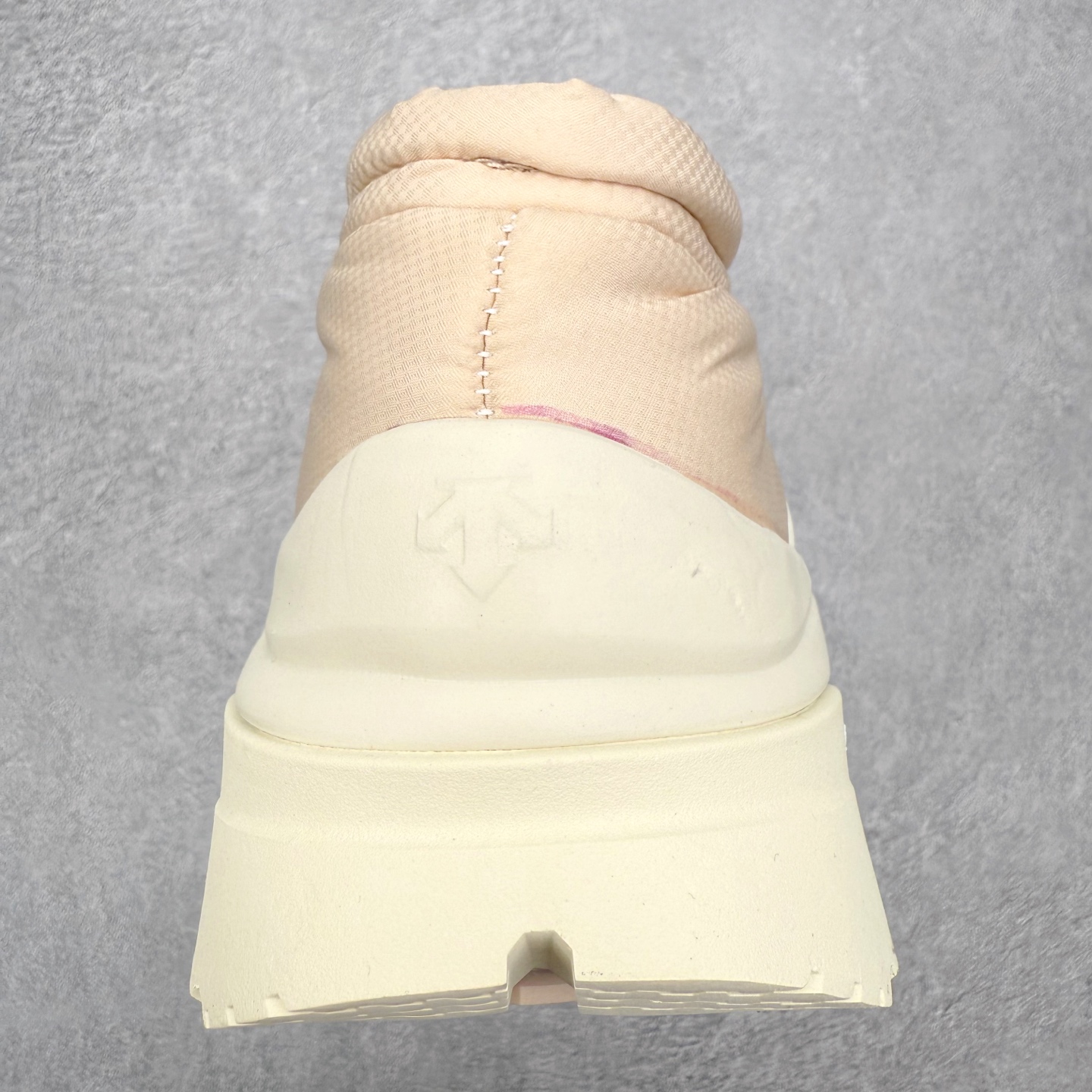 图片[8]-迪桑特DESCENTE SKI STYLE系列 P棉马卡龙厚底面包营地鞋保暖防滑耐磨生活休闲鞋 DESCENTE（迪桑特）创立于1935年，品牌名取自法语词汇，意为“滑降”。品牌箭头标识代表滑雪的三种技术“高速直线滑行”、“穿越”和“侧滑”，也寓意品牌在打造高端专业运动产品中不断追求完美的创新精神，致力于成为中国高端专业滑雪、综训、女子、铁人三项、高尔夫的第一品牌。实拍调校N版已经零色差零失真 百分百还原实物色彩所见即所得 不存在货不对板色差等低级问题 选购参考实物拍摄 不混卖不参货 只用心做好货严格选品 承诺混一赔十 尺码：36 36.5 37.5 38 38.5 39 40 40.5 41 42 42.5 43 44 44.5 45-选品中心