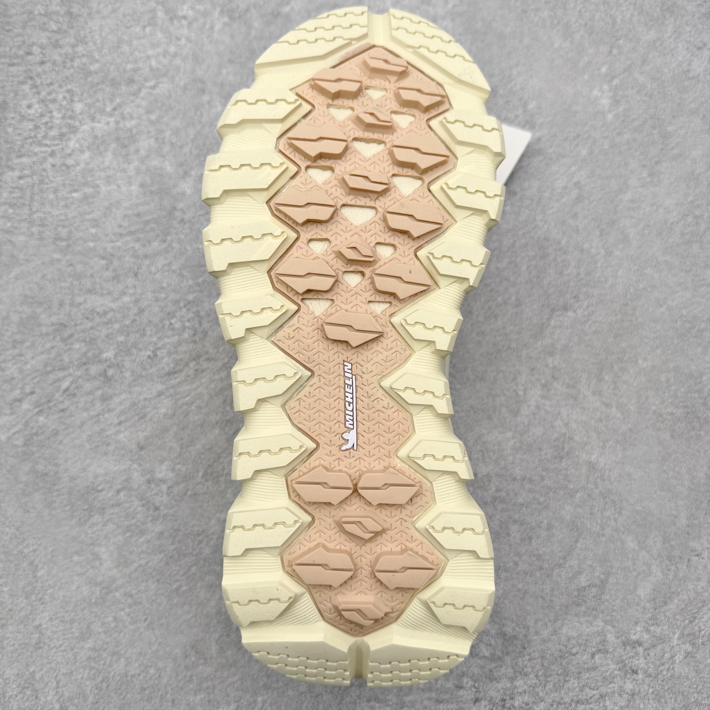 图片[9]-迪桑特DESCENTE SKI STYLE系列 P棉马卡龙厚底面包营地鞋保暖防滑耐磨生活休闲鞋 DESCENTE（迪桑特）创立于1935年，品牌名取自法语词汇，意为“滑降”。品牌箭头标识代表滑雪的三种技术“高速直线滑行”、“穿越”和“侧滑”，也寓意品牌在打造高端专业运动产品中不断追求完美的创新精神，致力于成为中国高端专业滑雪、综训、女子、铁人三项、高尔夫的第一品牌。实拍调校N版已经零色差零失真 百分百还原实物色彩所见即所得 不存在货不对板色差等低级问题 选购参考实物拍摄 不混卖不参货 只用心做好货严格选品 承诺混一赔十 尺码：36 36.5 37.5 38 38.5 39 40 40.5 41 42 42.5 43 44 44.5 45-选品中心