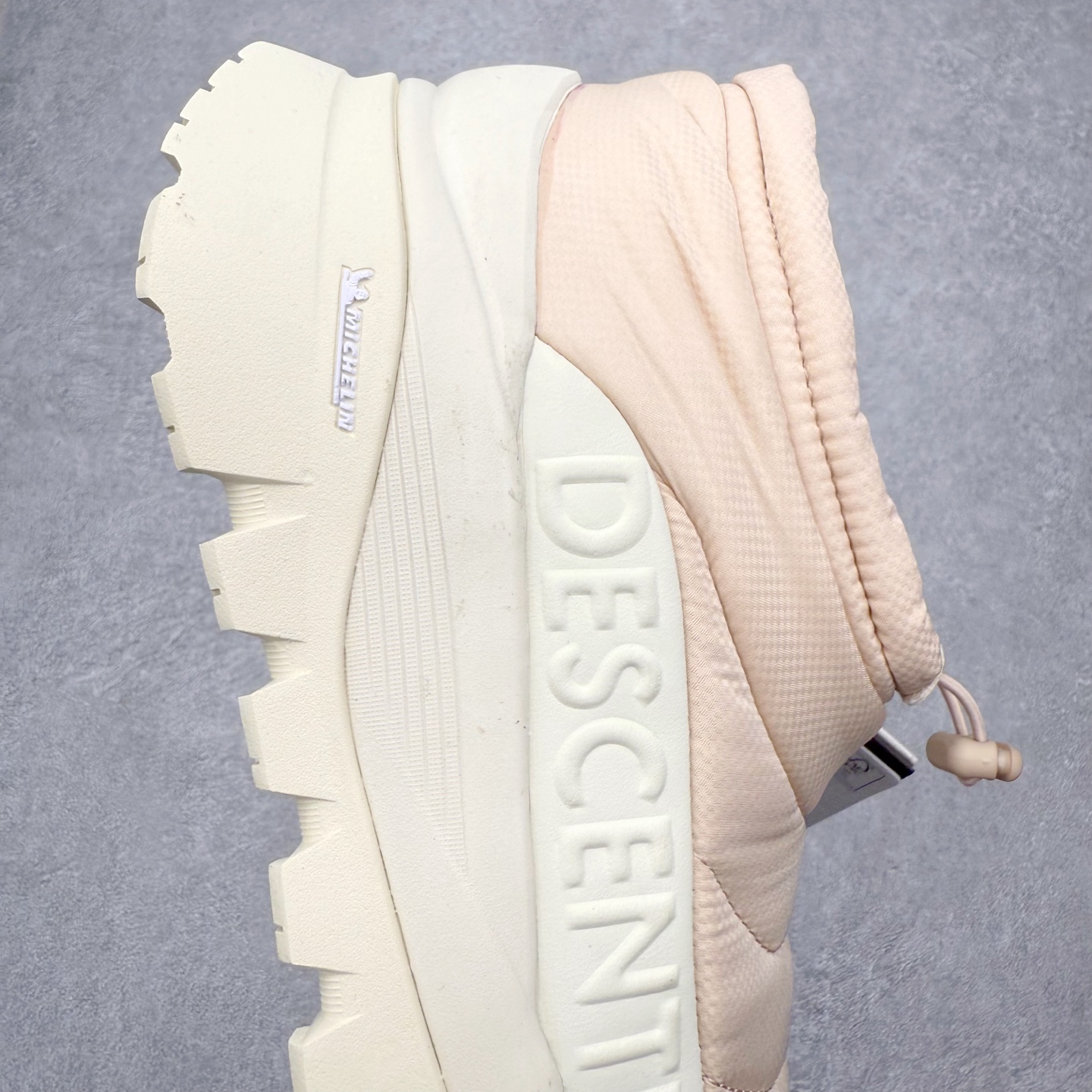 图片[6]-迪桑特DESCENTE SKI STYLE系列 P棉马卡龙厚底面包营地鞋保暖防滑耐磨生活休闲鞋 DESCENTE（迪桑特）创立于1935年，品牌名取自法语词汇，意为“滑降”。品牌箭头标识代表滑雪的三种技术“高速直线滑行”、“穿越”和“侧滑”，也寓意品牌在打造高端专业运动产品中不断追求完美的创新精神，致力于成为中国高端专业滑雪、综训、女子、铁人三项、高尔夫的第一品牌。实拍调校N版已经零色差零失真 百分百还原实物色彩所见即所得 不存在货不对板色差等低级问题 选购参考实物拍摄 不混卖不参货 只用心做好货严格选品 承诺混一赔十 尺码：36 36.5 37.5 38 38.5 39 40 40.5 41 42 42.5 43 44 44.5 45-选品中心