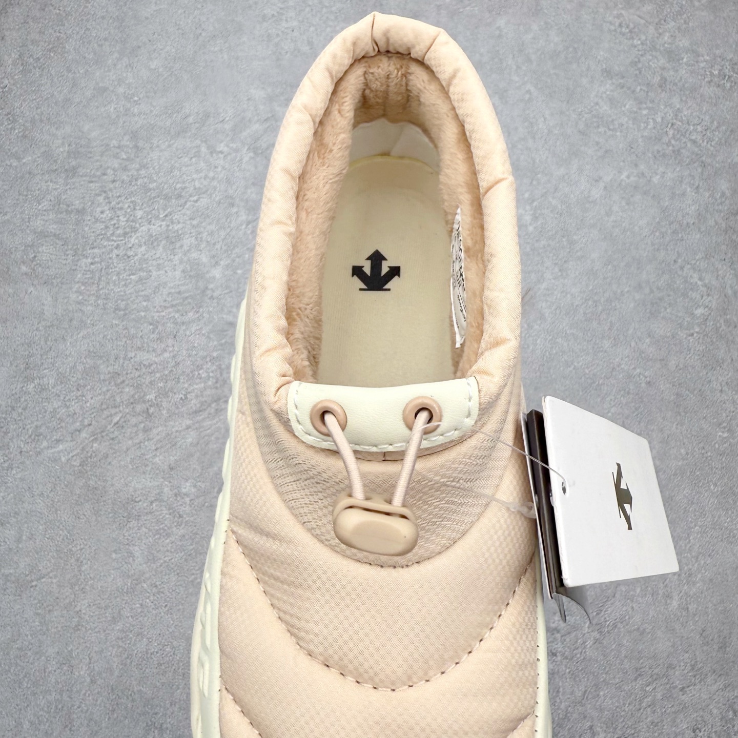 图片[5]-迪桑特DESCENTE SKI STYLE系列 P棉马卡龙厚底面包营地鞋保暖防滑耐磨生活休闲鞋 DESCENTE（迪桑特）创立于1935年，品牌名取自法语词汇，意为“滑降”。品牌箭头标识代表滑雪的三种技术“高速直线滑行”、“穿越”和“侧滑”，也寓意品牌在打造高端专业运动产品中不断追求完美的创新精神，致力于成为中国高端专业滑雪、综训、女子、铁人三项、高尔夫的第一品牌。实拍调校N版已经零色差零失真 百分百还原实物色彩所见即所得 不存在货不对板色差等低级问题 选购参考实物拍摄 不混卖不参货 只用心做好货严格选品 承诺混一赔十 尺码：36 36.5 37.5 38 38.5 39 40 40.5 41 42 42.5 43 44 44.5 45-选品中心