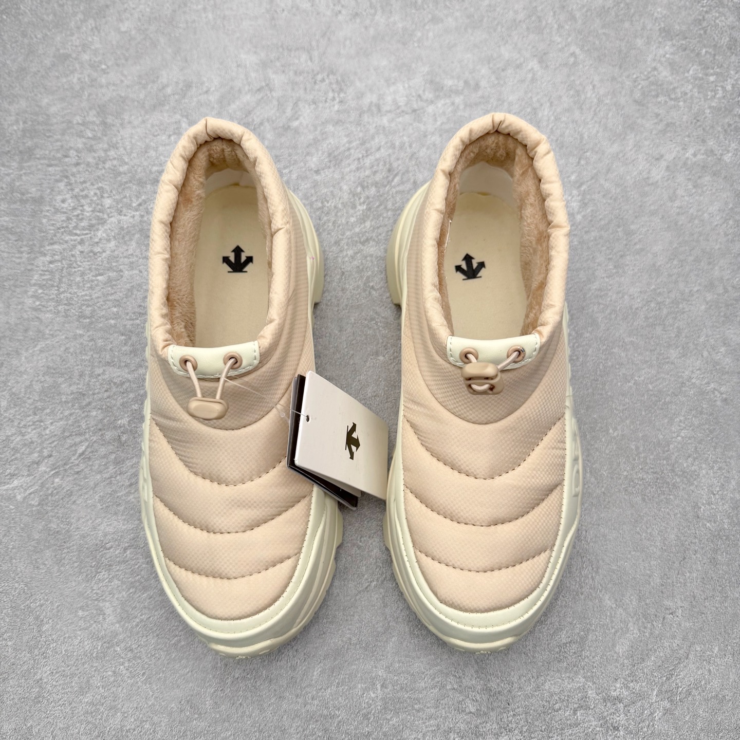 图片[2]-迪桑特DESCENTE SKI STYLE系列 P棉马卡龙厚底面包营地鞋保暖防滑耐磨生活休闲鞋 DESCENTE（迪桑特）创立于1935年，品牌名取自法语词汇，意为“滑降”。品牌箭头标识代表滑雪的三种技术“高速直线滑行”、“穿越”和“侧滑”，也寓意品牌在打造高端专业运动产品中不断追求完美的创新精神，致力于成为中国高端专业滑雪、综训、女子、铁人三项、高尔夫的第一品牌。实拍调校N版已经零色差零失真 百分百还原实物色彩所见即所得 不存在货不对板色差等低级问题 选购参考实物拍摄 不混卖不参货 只用心做好货严格选品 承诺混一赔十 尺码：36 36.5 37.5 38 38.5 39 40 40.5 41 42 42.5 43 44 44.5 45-选品中心