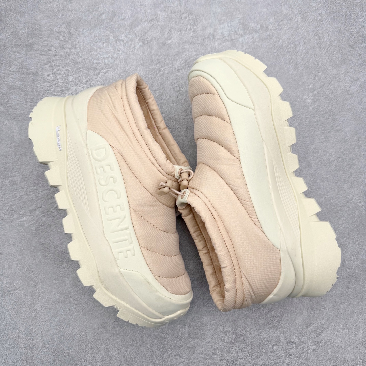 图片[3]-迪桑特DESCENTE SKI STYLE系列 P棉马卡龙厚底面包营地鞋保暖防滑耐磨生活休闲鞋 DESCENTE（迪桑特）创立于1935年，品牌名取自法语词汇，意为“滑降”。品牌箭头标识代表滑雪的三种技术“高速直线滑行”、“穿越”和“侧滑”，也寓意品牌在打造高端专业运动产品中不断追求完美的创新精神，致力于成为中国高端专业滑雪、综训、女子、铁人三项、高尔夫的第一品牌。实拍调校N版已经零色差零失真 百分百还原实物色彩所见即所得 不存在货不对板色差等低级问题 选购参考实物拍摄 不混卖不参货 只用心做好货严格选品 承诺混一赔十 尺码：36 36.5 37.5 38 38.5 39 40 40.5 41 42 42.5 43 44 44.5 45-选品中心