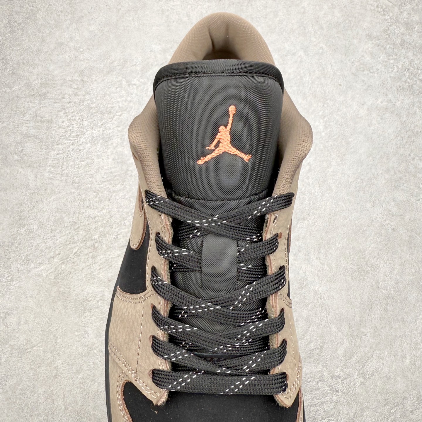 图片[5]-＃DT纯原 Air Jordan AJ1 Low 低帮 IB7109-005 终端优势供应 市面中低帮最具代表性版本没有之一 口碑大厂出品 品控大底版型不断改良更新 全套原纸板楦头开发 确保原汁原味 完美呈现版型 完美零毛边处理 原厂内置全掌气垫 价格定位良心 平台专用代工流水线出品 一眼公司既视感 拿到手的一瞬间就与众不同 碾压市面所有版本 全部原鞋开发 每一个配色都会采购原鞋确认细节 打破市面看图做货无好货之说 尺码：35.5 36 36.5 37.5 38 38.5 39 40 40.5 41 42 42.5 43 44 44.5 45 46-选品中心