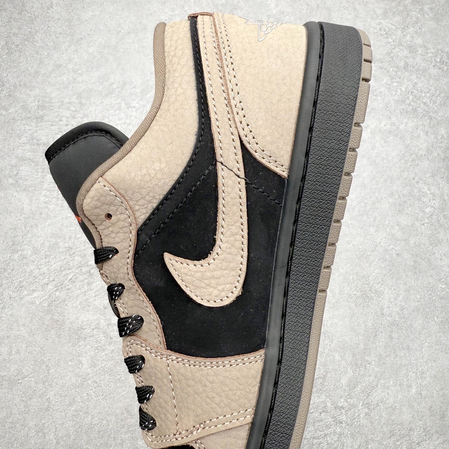 图片[7]-＃DT纯原 Air Jordan AJ1 Low 低帮 IB7109-005 终端优势供应 市面中低帮最具代表性版本没有之一 口碑大厂出品 品控大底版型不断改良更新 全套原纸板楦头开发 确保原汁原味 完美呈现版型 完美零毛边处理 原厂内置全掌气垫 价格定位良心 平台专用代工流水线出品 一眼公司既视感 拿到手的一瞬间就与众不同 碾压市面所有版本 全部原鞋开发 每一个配色都会采购原鞋确认细节 打破市面看图做货无好货之说 尺码：35.5 36 36.5 37.5 38 38.5 39 40 40.5 41 42 42.5 43 44 44.5 45 46-选品中心