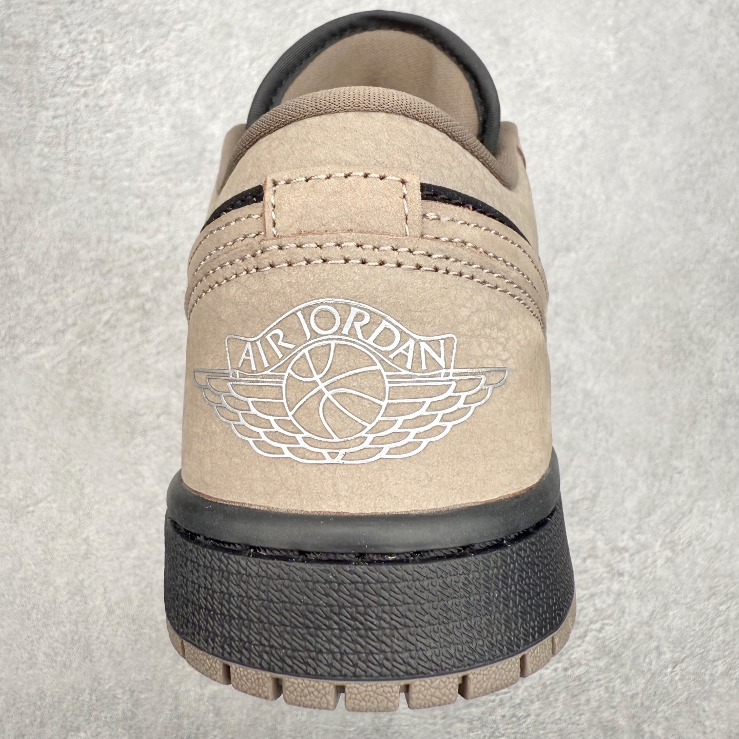 图片[8]-＃DT纯原 Air Jordan AJ1 Low 低帮 IB7109-005 终端优势供应 市面中低帮最具代表性版本没有之一 口碑大厂出品 品控大底版型不断改良更新 全套原纸板楦头开发 确保原汁原味 完美呈现版型 完美零毛边处理 原厂内置全掌气垫 价格定位良心 平台专用代工流水线出品 一眼公司既视感 拿到手的一瞬间就与众不同 碾压市面所有版本 全部原鞋开发 每一个配色都会采购原鞋确认细节 打破市面看图做货无好货之说 尺码：35.5 36 36.5 37.5 38 38.5 39 40 40.5 41 42 42.5 43 44 44.5 45 46-选品中心