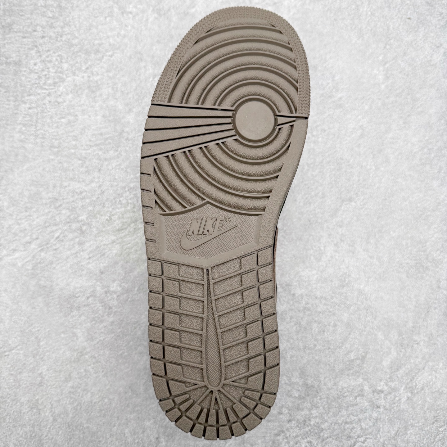 图片[9]-＃DT纯原 Air Jordan AJ1 Low 低帮 IB7109-005 终端优势供应 市面中低帮最具代表性版本没有之一 口碑大厂出品 品控大底版型不断改良更新 全套原纸板楦头开发 确保原汁原味 完美呈现版型 完美零毛边处理 原厂内置全掌气垫 价格定位良心 平台专用代工流水线出品 一眼公司既视感 拿到手的一瞬间就与众不同 碾压市面所有版本 全部原鞋开发 每一个配色都会采购原鞋确认细节 打破市面看图做货无好货之说 尺码：35.5 36 36.5 37.5 38 38.5 39 40 40.5 41 42 42.5 43 44 44.5 45 46-选品中心