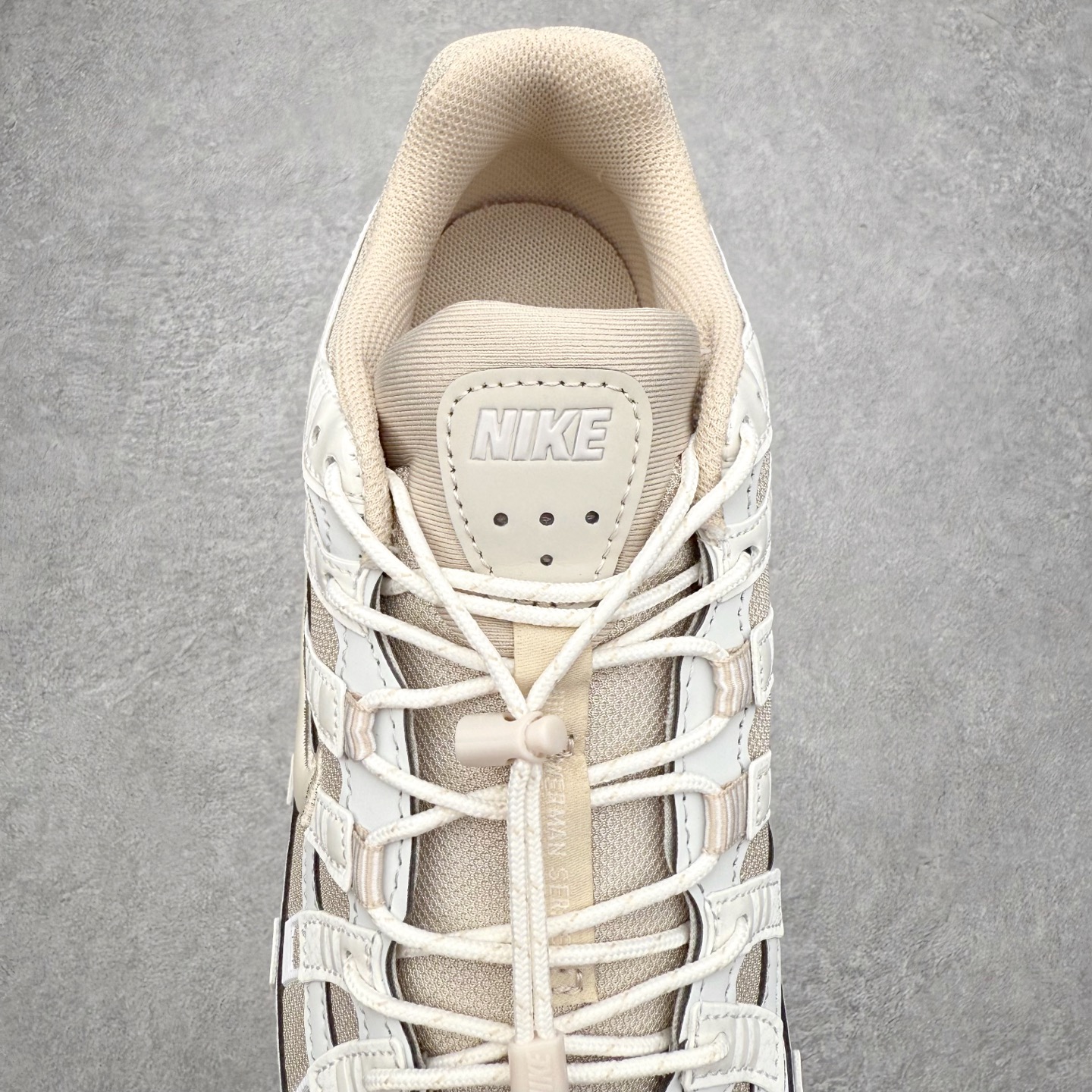 图片[5]-NK P-6000 系列低帮复古老爹风休闲运动舒适慢跑鞋 IM5237-100 融合 Pegasus 过往运动鞋设计 助力 21 世纪早期跑步运动跃升时尚新高度 采用透气网眼布、运动风格线条和耐穿覆面 兼具吸睛外观和舒适感受 中底泡绵以田径赛道为灵感 打造厚实设计 缔造出众缓震性能 尺码：36 36.5 37.5 38 38.5 39 40 40.5 41 42 42.5 43 44 44.5 45-选品中心