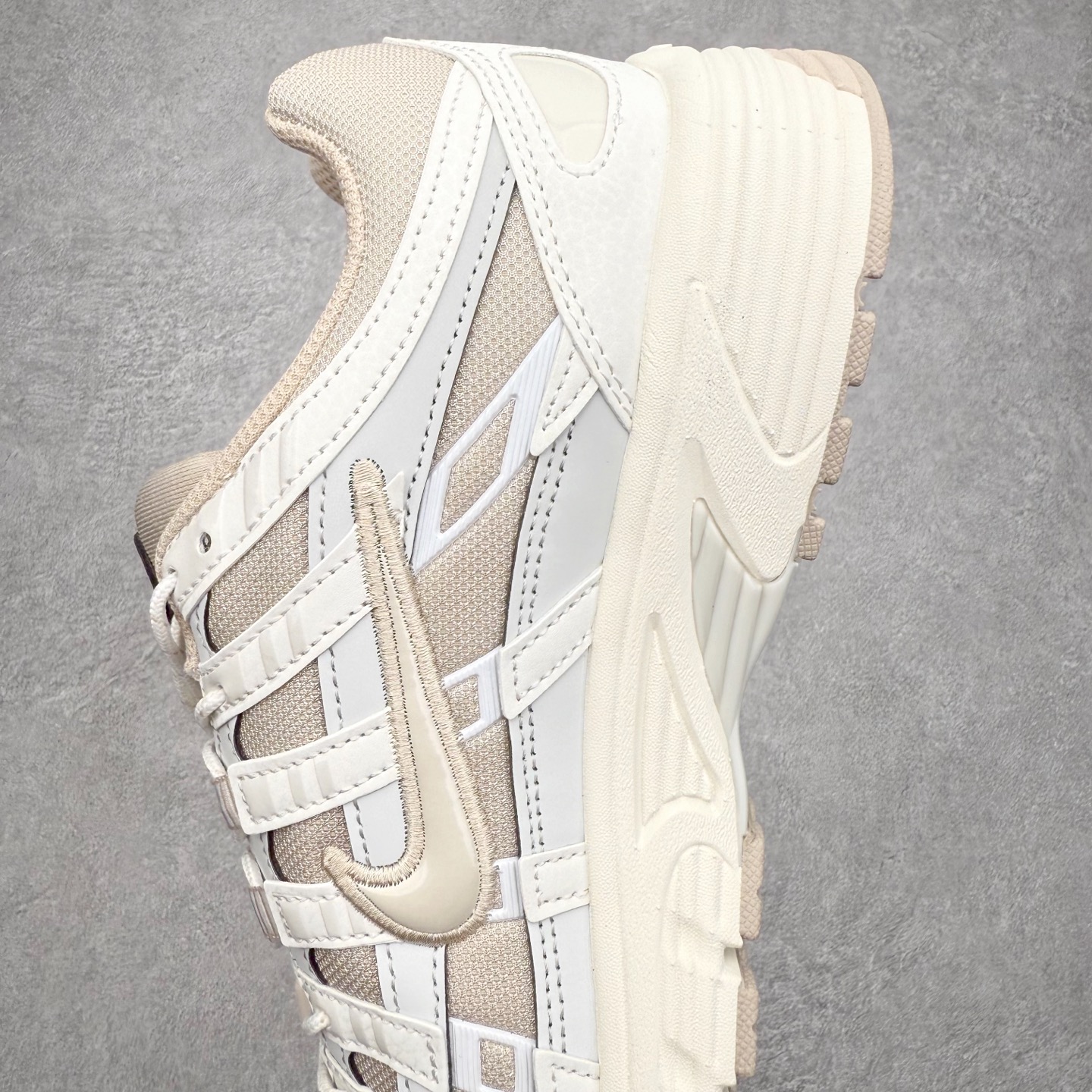 图片[7]-NK P-6000 系列低帮复古老爹风休闲运动舒适慢跑鞋 IM5237-100 融合 Pegasus 过往运动鞋设计 助力 21 世纪早期跑步运动跃升时尚新高度 采用透气网眼布、运动风格线条和耐穿覆面 兼具吸睛外观和舒适感受 中底泡绵以田径赛道为灵感 打造厚实设计 缔造出众缓震性能 尺码：36 36.5 37.5 38 38.5 39 40 40.5 41 42 42.5 43 44 44.5 45-选品中心