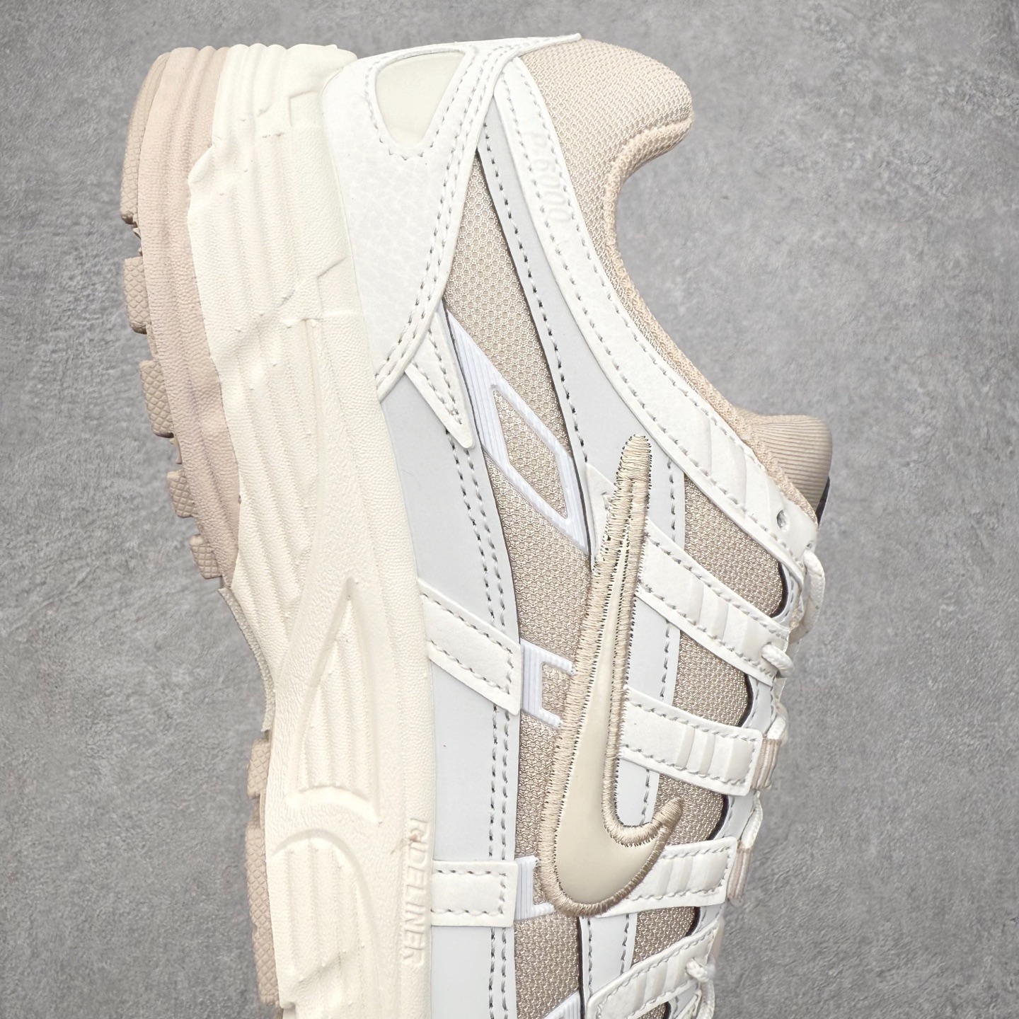 图片[6]-NK P-6000 系列低帮复古老爹风休闲运动舒适慢跑鞋 IM5237-100 融合 Pegasus 过往运动鞋设计 助力 21 世纪早期跑步运动跃升时尚新高度 采用透气网眼布、运动风格线条和耐穿覆面 兼具吸睛外观和舒适感受 中底泡绵以田径赛道为灵感 打造厚实设计 缔造出众缓震性能 尺码：36 36.5 37.5 38 38.5 39 40 40.5 41 42 42.5 43 44 44.5 45-选品中心