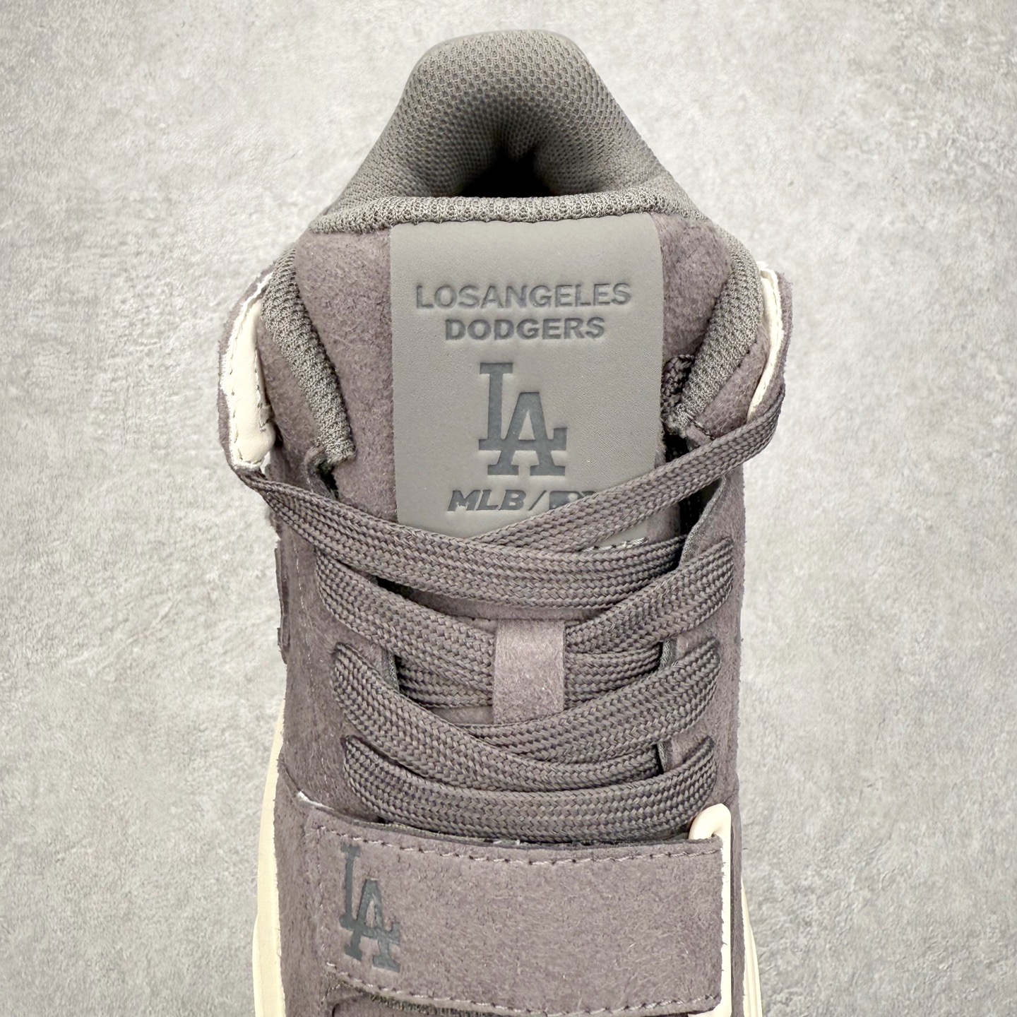 图片[5]-MLB Chunky Liner Basic Mid 学长鞋系列中帮老爹风轻量增高厚底百搭休闲运动板鞋 高级街头休閒品牌MLB公开了新推出的Chunky Liner系列，以#学长鞋#之名，定义每个人的少年感！MLB在Big Ball Chunkey,High Chunkey等推出的每款运动鞋都大受欢迎，成爲运动鞋的爆款店，在2022年推出了新风格的运动鞋“Chunky Liner”系列。Chunky Liner是从棒球鞋中获得灵感设计，添加了气质街头时尚的运动鞋。在产品上市的同时推出一些海报中，它展现追求自己个性的顾客们的Flex形象和多样的搭配。特别是夹克和连衣裙等正式单品加上球帽，运动鞋等运动单品的混搭，展现更加时尚的搭配，给人舒适又酷的感觉。Chunky Liner是灵感来自于直线延伸的强打者的击球,鞋帮图案加上反向反射材质的Pipping线条，突显了细节。Outsol以棒球和MLB标志爲主题进行了设计,被评价爲体现了MLB独有的个性。 高弹性、吸汗、复原力卓越的开孔材质的鞋垫。尺码：35 36 36.5 37.5 38 38.5 39 40 40.5 41 42 42.5 43 44 45-选品中心