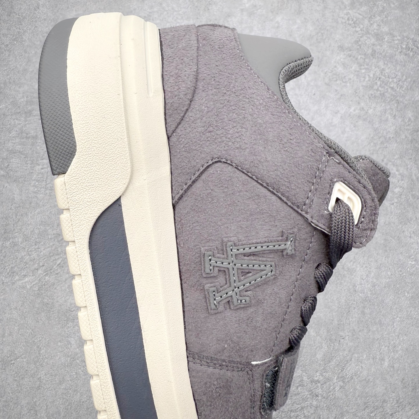 图片[6]-MLB Chunky Liner Basic Mid 学长鞋系列中帮老爹风轻量增高厚底百搭休闲运动板鞋 高级街头休閒品牌MLB公开了新推出的Chunky Liner系列，以#学长鞋#之名，定义每个人的少年感！MLB在Big Ball Chunkey,High Chunkey等推出的每款运动鞋都大受欢迎，成爲运动鞋的爆款店，在2022年推出了新风格的运动鞋“Chunky Liner”系列。Chunky Liner是从棒球鞋中获得灵感设计，添加了气质街头时尚的运动鞋。在产品上市的同时推出一些海报中，它展现追求自己个性的顾客们的Flex形象和多样的搭配。特别是夹克和连衣裙等正式单品加上球帽，运动鞋等运动单品的混搭，展现更加时尚的搭配，给人舒适又酷的感觉。Chunky Liner是灵感来自于直线延伸的强打者的击球,鞋帮图案加上反向反射材质的Pipping线条，突显了细节。Outsol以棒球和MLB标志爲主题进行了设计,被评价爲体现了MLB独有的个性。 高弹性、吸汗、复原力卓越的开孔材质的鞋垫。尺码：35 36 36.5 37.5 38 38.5 39 40 40.5 41 42 42.5 43 44 45-选品中心