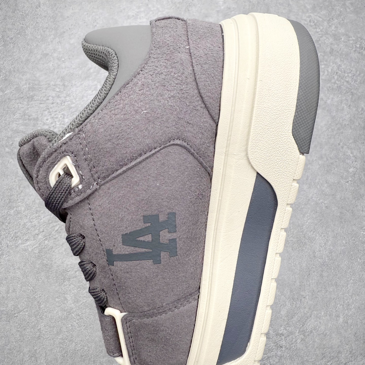 图片[7]-MLB Chunky Liner Basic Mid 学长鞋系列中帮老爹风轻量增高厚底百搭休闲运动板鞋 高级街头休閒品牌MLB公开了新推出的Chunky Liner系列，以#学长鞋#之名，定义每个人的少年感！MLB在Big Ball Chunkey,High Chunkey等推出的每款运动鞋都大受欢迎，成爲运动鞋的爆款店，在2022年推出了新风格的运动鞋“Chunky Liner”系列。Chunky Liner是从棒球鞋中获得灵感设计，添加了气质街头时尚的运动鞋。在产品上市的同时推出一些海报中，它展现追求自己个性的顾客们的Flex形象和多样的搭配。特别是夹克和连衣裙等正式单品加上球帽，运动鞋等运动单品的混搭，展现更加时尚的搭配，给人舒适又酷的感觉。Chunky Liner是灵感来自于直线延伸的强打者的击球,鞋帮图案加上反向反射材质的Pipping线条，突显了细节。Outsol以棒球和MLB标志爲主题进行了设计,被评价爲体现了MLB独有的个性。 高弹性、吸汗、复原力卓越的开孔材质的鞋垫。尺码：35 36 36.5 37.5 38 38.5 39 40 40.5 41 42 42.5 43 44 45-选品中心