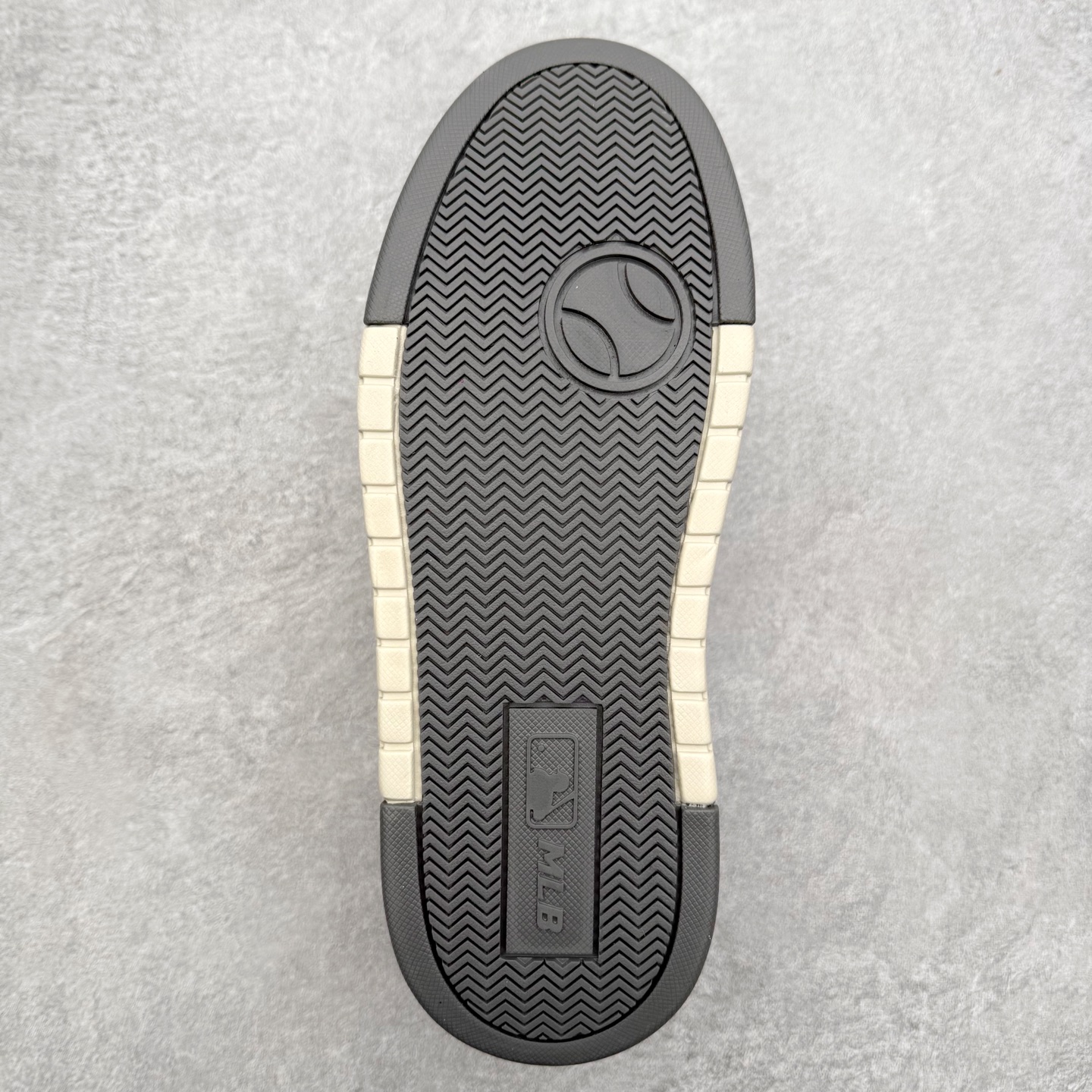 图片[9]-MLB Chunky Liner Basic Mid 学长鞋系列中帮老爹风轻量增高厚底百搭休闲运动板鞋 高级街头休閒品牌MLB公开了新推出的Chunky Liner系列，以#学长鞋#之名，定义每个人的少年感！MLB在Big Ball Chunkey,High Chunkey等推出的每款运动鞋都大受欢迎，成爲运动鞋的爆款店，在2022年推出了新风格的运动鞋“Chunky Liner”系列。Chunky Liner是从棒球鞋中获得灵感设计，添加了气质街头时尚的运动鞋。在产品上市的同时推出一些海报中，它展现追求自己个性的顾客们的Flex形象和多样的搭配。特别是夹克和连衣裙等正式单品加上球帽，运动鞋等运动单品的混搭，展现更加时尚的搭配，给人舒适又酷的感觉。Chunky Liner是灵感来自于直线延伸的强打者的击球,鞋帮图案加上反向反射材质的Pipping线条，突显了细节。Outsol以棒球和MLB标志爲主题进行了设计,被评价爲体现了MLB独有的个性。 高弹性、吸汗、复原力卓越的开孔材质的鞋垫。尺码：35 36 36.5 37.5 38 38.5 39 40 40.5 41 42 42.5 43 44 45-选品中心