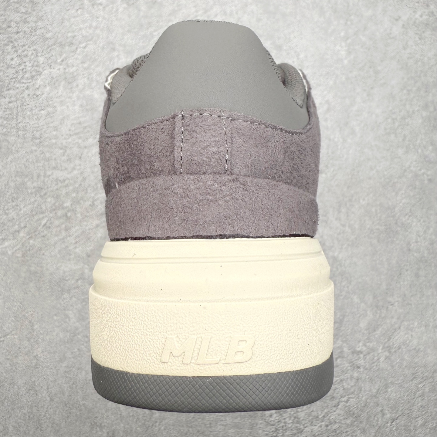 图片[8]-MLB Chunky Liner Basic Mid 学长鞋系列中帮老爹风轻量增高厚底百搭休闲运动板鞋 高级街头休閒品牌MLB公开了新推出的Chunky Liner系列，以#学长鞋#之名，定义每个人的少年感！MLB在Big Ball Chunkey,High Chunkey等推出的每款运动鞋都大受欢迎，成爲运动鞋的爆款店，在2022年推出了新风格的运动鞋“Chunky Liner”系列。Chunky Liner是从棒球鞋中获得灵感设计，添加了气质街头时尚的运动鞋。在产品上市的同时推出一些海报中，它展现追求自己个性的顾客们的Flex形象和多样的搭配。特别是夹克和连衣裙等正式单品加上球帽，运动鞋等运动单品的混搭，展现更加时尚的搭配，给人舒适又酷的感觉。Chunky Liner是灵感来自于直线延伸的强打者的击球,鞋帮图案加上反向反射材质的Pipping线条，突显了细节。Outsol以棒球和MLB标志爲主题进行了设计,被评价爲体现了MLB独有的个性。 高弹性、吸汗、复原力卓越的开孔材质的鞋垫。尺码：35 36 36.5 37.5 38 38.5 39 40 40.5 41 42 42.5 43 44 45-选品中心