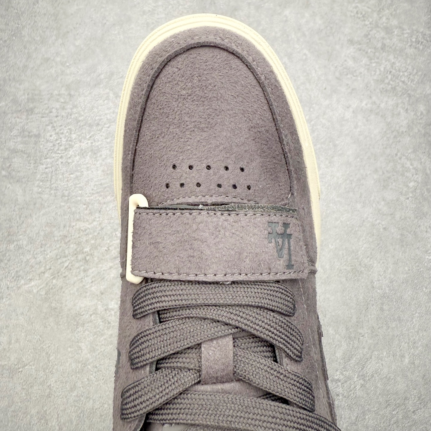 图片[4]-MLB Chunky Liner Basic Mid 学长鞋系列中帮老爹风轻量增高厚底百搭休闲运动板鞋 高级街头休閒品牌MLB公开了新推出的Chunky Liner系列，以#学长鞋#之名，定义每个人的少年感！MLB在Big Ball Chunkey,High Chunkey等推出的每款运动鞋都大受欢迎，成爲运动鞋的爆款店，在2022年推出了新风格的运动鞋“Chunky Liner”系列。Chunky Liner是从棒球鞋中获得灵感设计，添加了气质街头时尚的运动鞋。在产品上市的同时推出一些海报中，它展现追求自己个性的顾客们的Flex形象和多样的搭配。特别是夹克和连衣裙等正式单品加上球帽，运动鞋等运动单品的混搭，展现更加时尚的搭配，给人舒适又酷的感觉。Chunky Liner是灵感来自于直线延伸的强打者的击球,鞋帮图案加上反向反射材质的Pipping线条，突显了细节。Outsol以棒球和MLB标志爲主题进行了设计,被评价爲体现了MLB独有的个性。 高弹性、吸汗、复原力卓越的开孔材质的鞋垫。尺码：35 36 36.5 37.5 38 38.5 39 40 40.5 41 42 42.5 43 44 45-选品中心