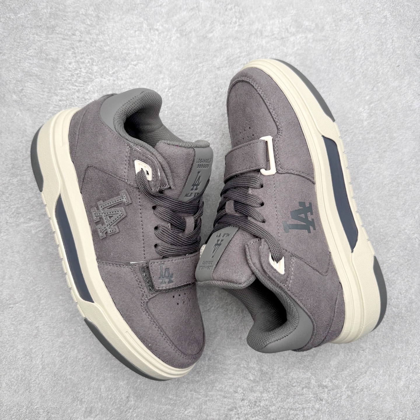 图片[3]-MLB Chunky Liner Basic Mid 学长鞋系列中帮老爹风轻量增高厚底百搭休闲运动板鞋 高级街头休閒品牌MLB公开了新推出的Chunky Liner系列，以#学长鞋#之名，定义每个人的少年感！MLB在Big Ball Chunkey,High Chunkey等推出的每款运动鞋都大受欢迎，成爲运动鞋的爆款店，在2022年推出了新风格的运动鞋“Chunky Liner”系列。Chunky Liner是从棒球鞋中获得灵感设计，添加了气质街头时尚的运动鞋。在产品上市的同时推出一些海报中，它展现追求自己个性的顾客们的Flex形象和多样的搭配。特别是夹克和连衣裙等正式单品加上球帽，运动鞋等运动单品的混搭，展现更加时尚的搭配，给人舒适又酷的感觉。Chunky Liner是灵感来自于直线延伸的强打者的击球,鞋帮图案加上反向反射材质的Pipping线条，突显了细节。Outsol以棒球和MLB标志爲主题进行了设计,被评价爲体现了MLB独有的个性。 高弹性、吸汗、复原力卓越的开孔材质的鞋垫。尺码：35 36 36.5 37.5 38 38.5 39 40 40.5 41 42 42.5 43 44 45-选品中心