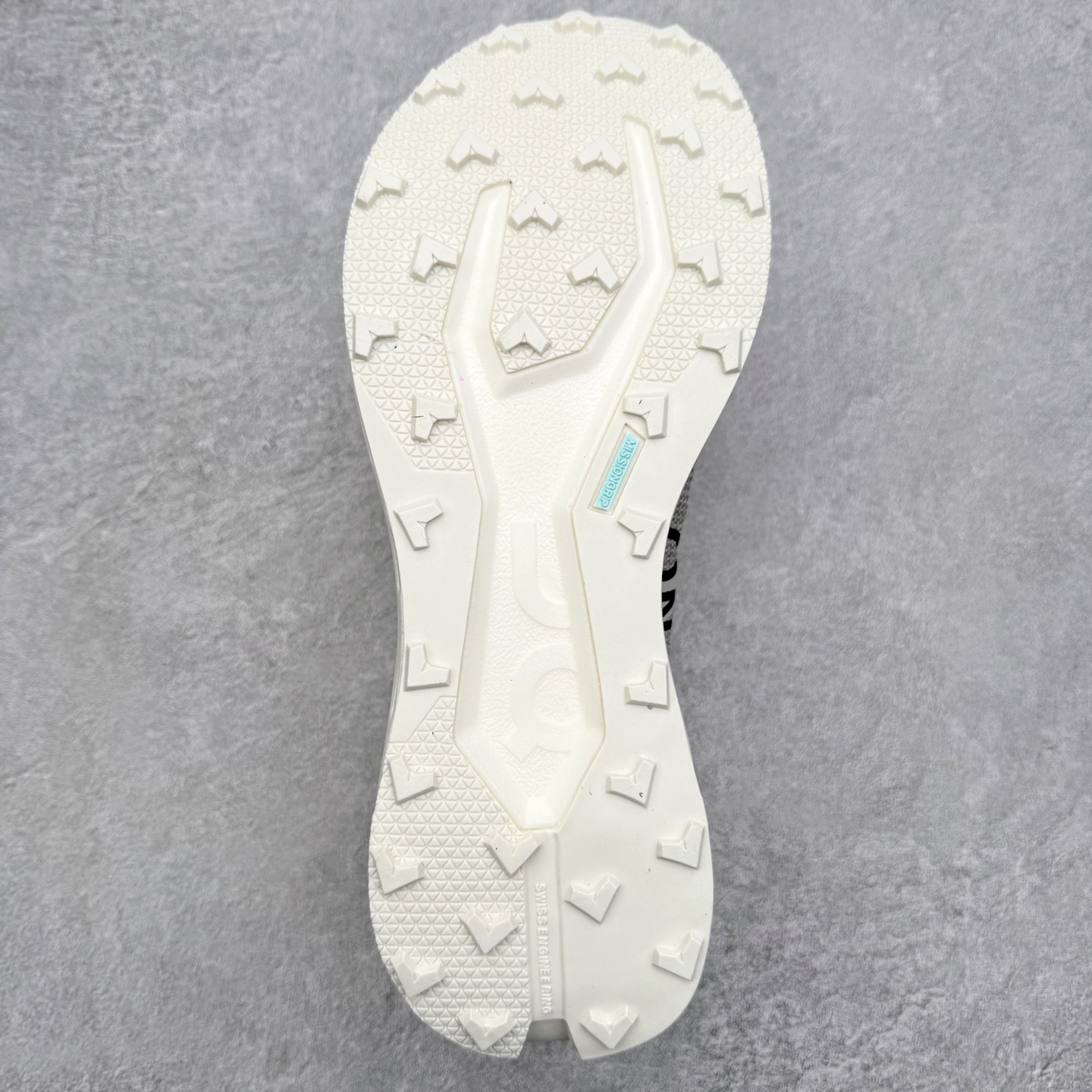 图片[9]-On昂跑 Cloudultra Pro 百搭舒适透气 低帮跑步鞋 此运动品牌 开创于2010年 缓震着陆、强效回弹、轻柔质感的设计构思始终是ON研制关键 与此同时基于“为全球提供革新性的跑步感受”信念 陆续推出了多款跑鞋及其以专业运动人体跑步工程学为设计关键的功能性跑步服饰设备 让跑者不费力气地畅快畅跑 尺码：36 36.5 37.5 38 38.5 39 40 40.5 41 42 42.5 43 44 44.5 45-选品中心