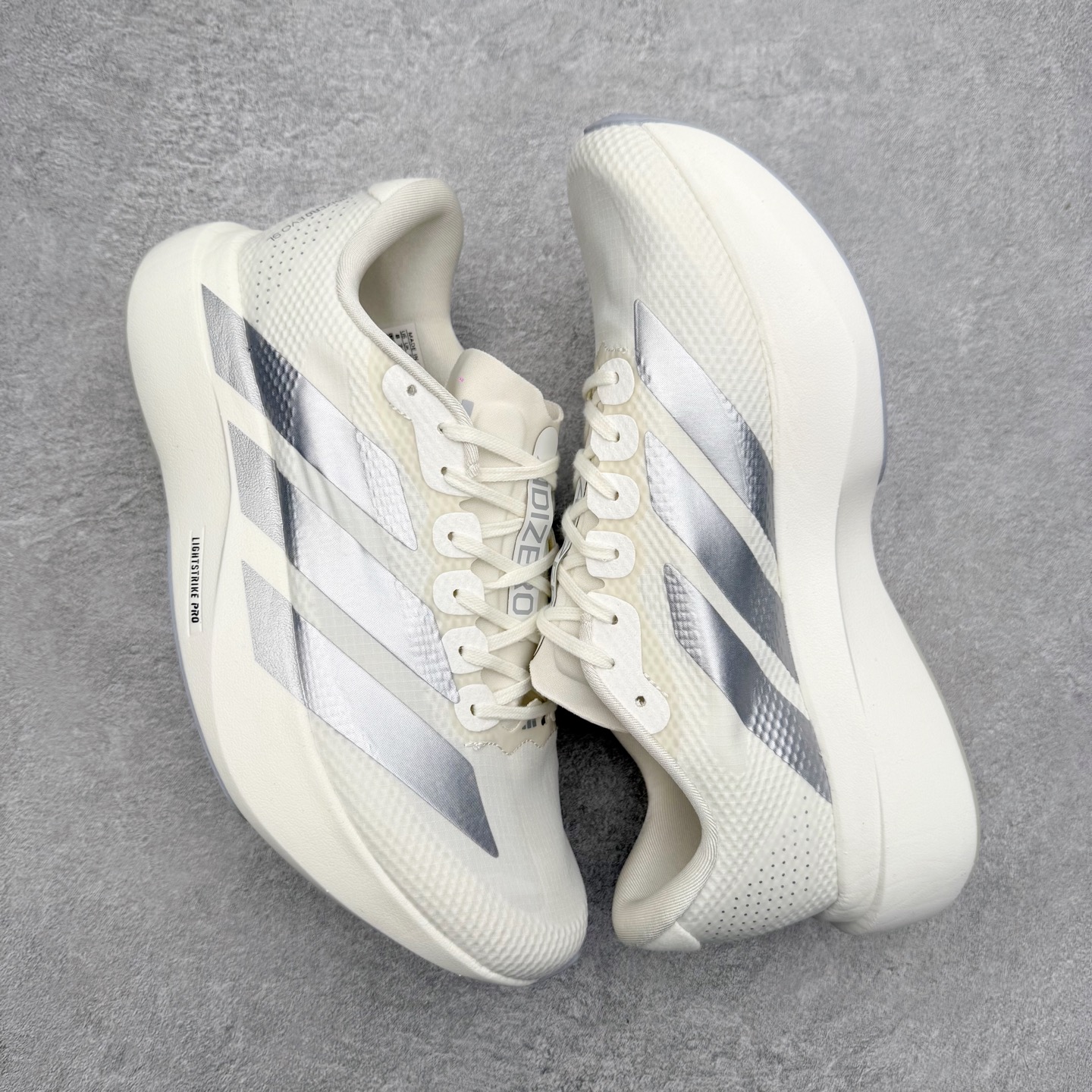 图片[3]-AD Adizero EVO SL 2 马拉松竞速专业跑鞋 CELERMESH针织网面非常轻薄 纤维间的缝隙很大 可以保证跑步时的透气、排汗效果 鞋舌直接与两侧的内衬和鞋底连接在一起 在跑步过程中不会被鞋舌的左右移动所困扰 在标准鞋带孔的基础上再拓宽一组鞋带孔 适合不同脚型的需求 突破性 EnergyRods 技术，有助于跑者实现更好的成绩 中底独特的LIGHTSTRIKE PRO泡棉材质 微弹感觉在跑步过程中给予了良好的支撑体验 对于顶级精英和高水平进阶跑者来说 ADIOS PRO是一双值得信赖的竞速比赛用鞋 尺码：36 36.5 37.5 38 38.5 39 40 40.5 41 42 42.5 43 44 44.5 45-选品中心