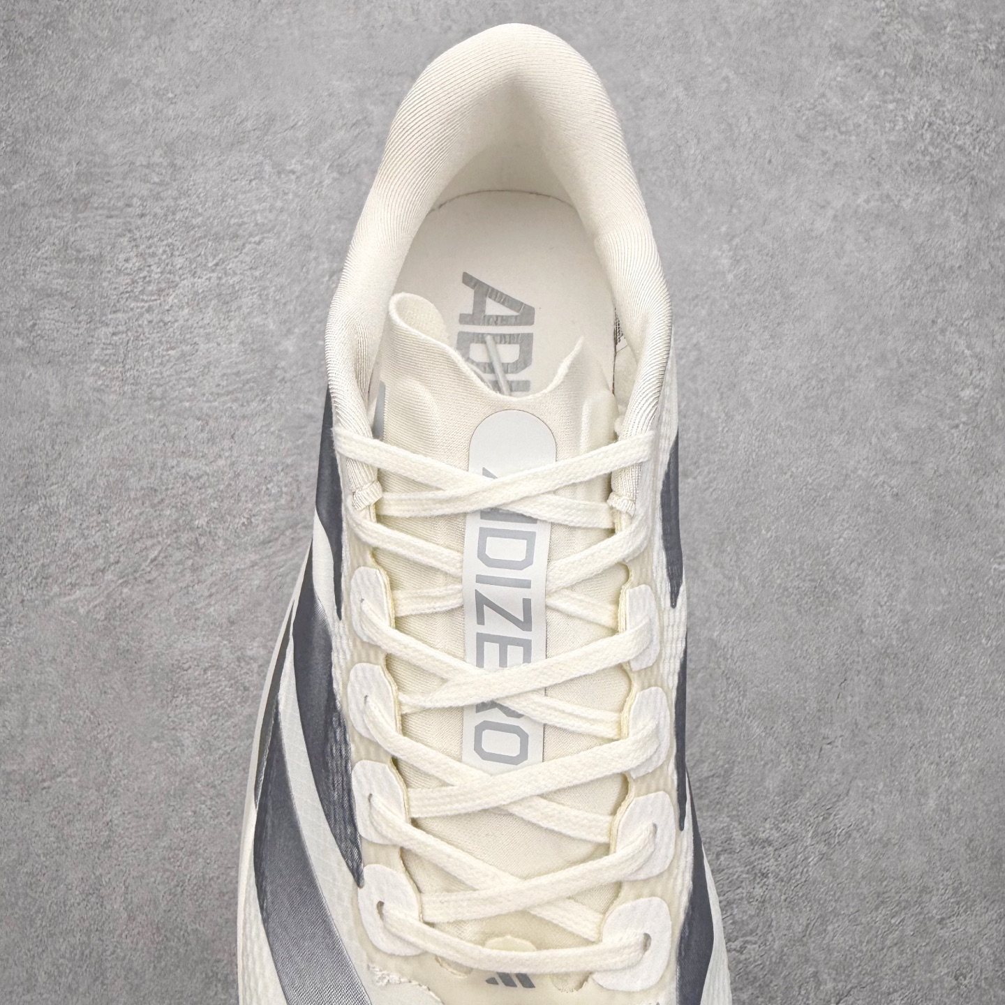 图片[5]-AD Adizero EVO SL 2 马拉松竞速专业跑鞋 CELERMESH针织网面非常轻薄 纤维间的缝隙很大 可以保证跑步时的透气、排汗效果 鞋舌直接与两侧的内衬和鞋底连接在一起 在跑步过程中不会被鞋舌的左右移动所困扰 在标准鞋带孔的基础上再拓宽一组鞋带孔 适合不同脚型的需求 突破性 EnergyRods 技术，有助于跑者实现更好的成绩 中底独特的LIGHTSTRIKE PRO泡棉材质 微弹感觉在跑步过程中给予了良好的支撑体验 对于顶级精英和高水平进阶跑者来说 ADIOS PRO是一双值得信赖的竞速比赛用鞋 尺码：36 36.5 37.5 38 38.5 39 40 40.5 41 42 42.5 43 44 44.5 45-选品中心