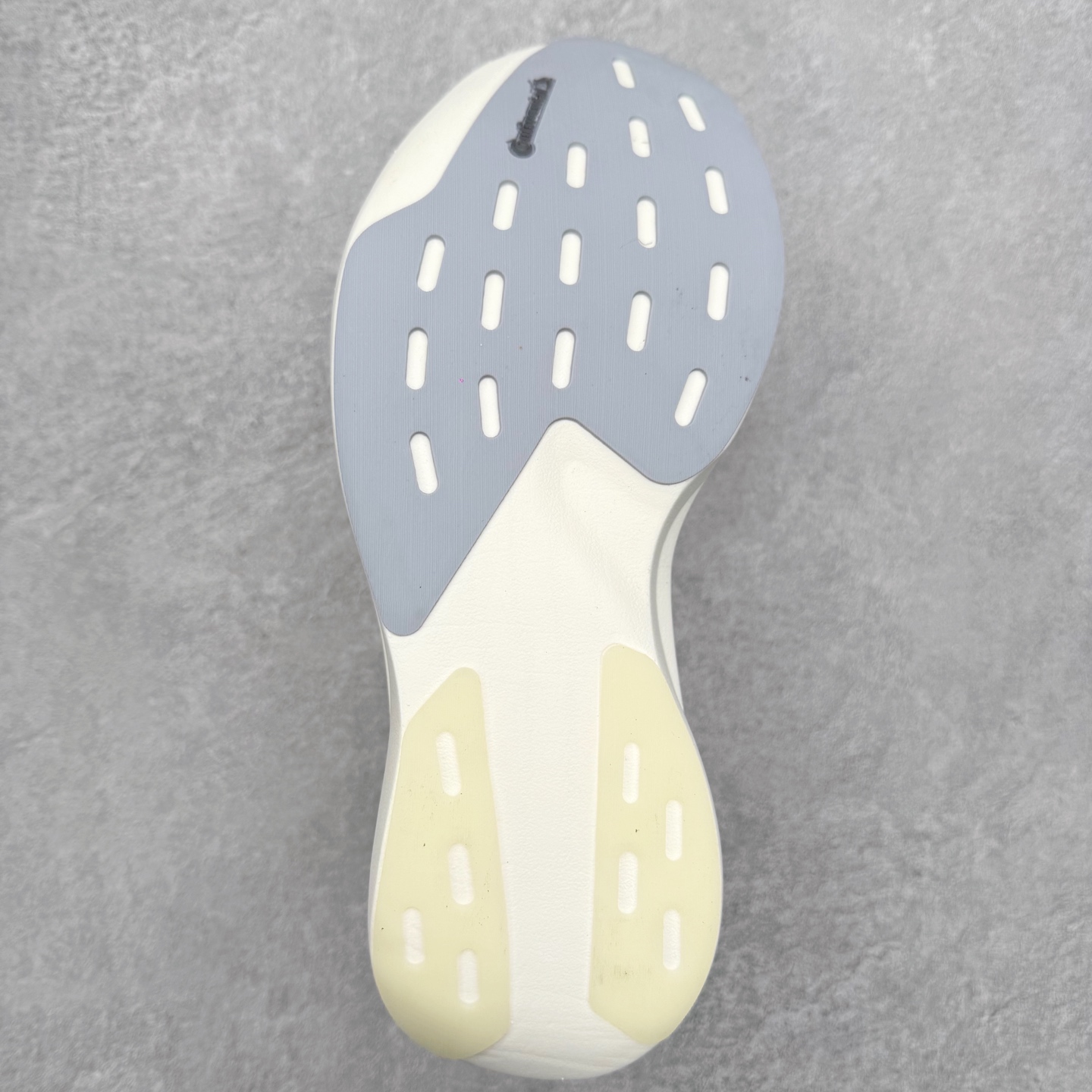 图片[9]-AD Adizero EVO SL 2 马拉松竞速专业跑鞋 CELERMESH针织网面非常轻薄 纤维间的缝隙很大 可以保证跑步时的透气、排汗效果 鞋舌直接与两侧的内衬和鞋底连接在一起 在跑步过程中不会被鞋舌的左右移动所困扰 在标准鞋带孔的基础上再拓宽一组鞋带孔 适合不同脚型的需求 突破性 EnergyRods 技术，有助于跑者实现更好的成绩 中底独特的LIGHTSTRIKE PRO泡棉材质 微弹感觉在跑步过程中给予了良好的支撑体验 对于顶级精英和高水平进阶跑者来说 ADIOS PRO是一双值得信赖的竞速比赛用鞋 尺码：36 36.5 37.5 38 38.5 39 40 40.5 41 42 42.5 43 44 44.5 45-选品中心