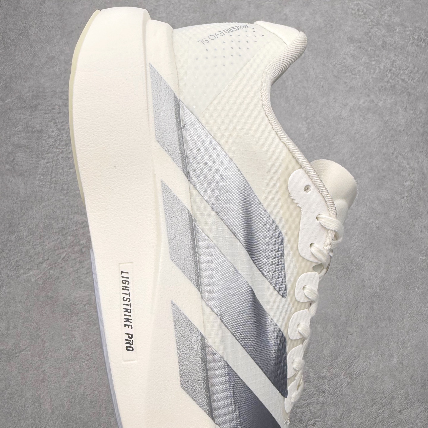 图片[6]-AD Adizero EVO SL 2 马拉松竞速专业跑鞋 CELERMESH针织网面非常轻薄 纤维间的缝隙很大 可以保证跑步时的透气、排汗效果 鞋舌直接与两侧的内衬和鞋底连接在一起 在跑步过程中不会被鞋舌的左右移动所困扰 在标准鞋带孔的基础上再拓宽一组鞋带孔 适合不同脚型的需求 突破性 EnergyRods 技术，有助于跑者实现更好的成绩 中底独特的LIGHTSTRIKE PRO泡棉材质 微弹感觉在跑步过程中给予了良好的支撑体验 对于顶级精英和高水平进阶跑者来说 ADIOS PRO是一双值得信赖的竞速比赛用鞋 尺码：36 36.5 37.5 38 38.5 39 40 40.5 41 42 42.5 43 44 44.5 45-选品中心