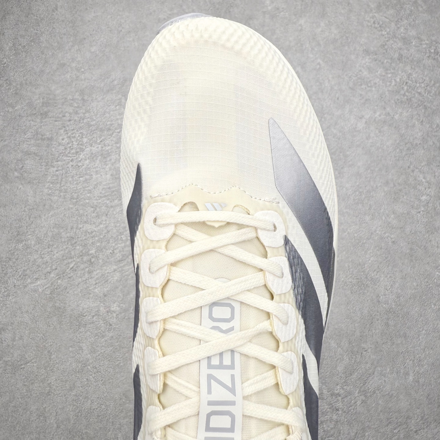 图片[4]-AD Adizero EVO SL 2 马拉松竞速专业跑鞋 CELERMESH针织网面非常轻薄 纤维间的缝隙很大 可以保证跑步时的透气、排汗效果 鞋舌直接与两侧的内衬和鞋底连接在一起 在跑步过程中不会被鞋舌的左右移动所困扰 在标准鞋带孔的基础上再拓宽一组鞋带孔 适合不同脚型的需求 突破性 EnergyRods 技术，有助于跑者实现更好的成绩 中底独特的LIGHTSTRIKE PRO泡棉材质 微弹感觉在跑步过程中给予了良好的支撑体验 对于顶级精英和高水平进阶跑者来说 ADIOS PRO是一双值得信赖的竞速比赛用鞋 尺码：36 36.5 37.5 38 38.5 39 40 40.5 41 42 42.5 43 44 44.5 45-选品中心