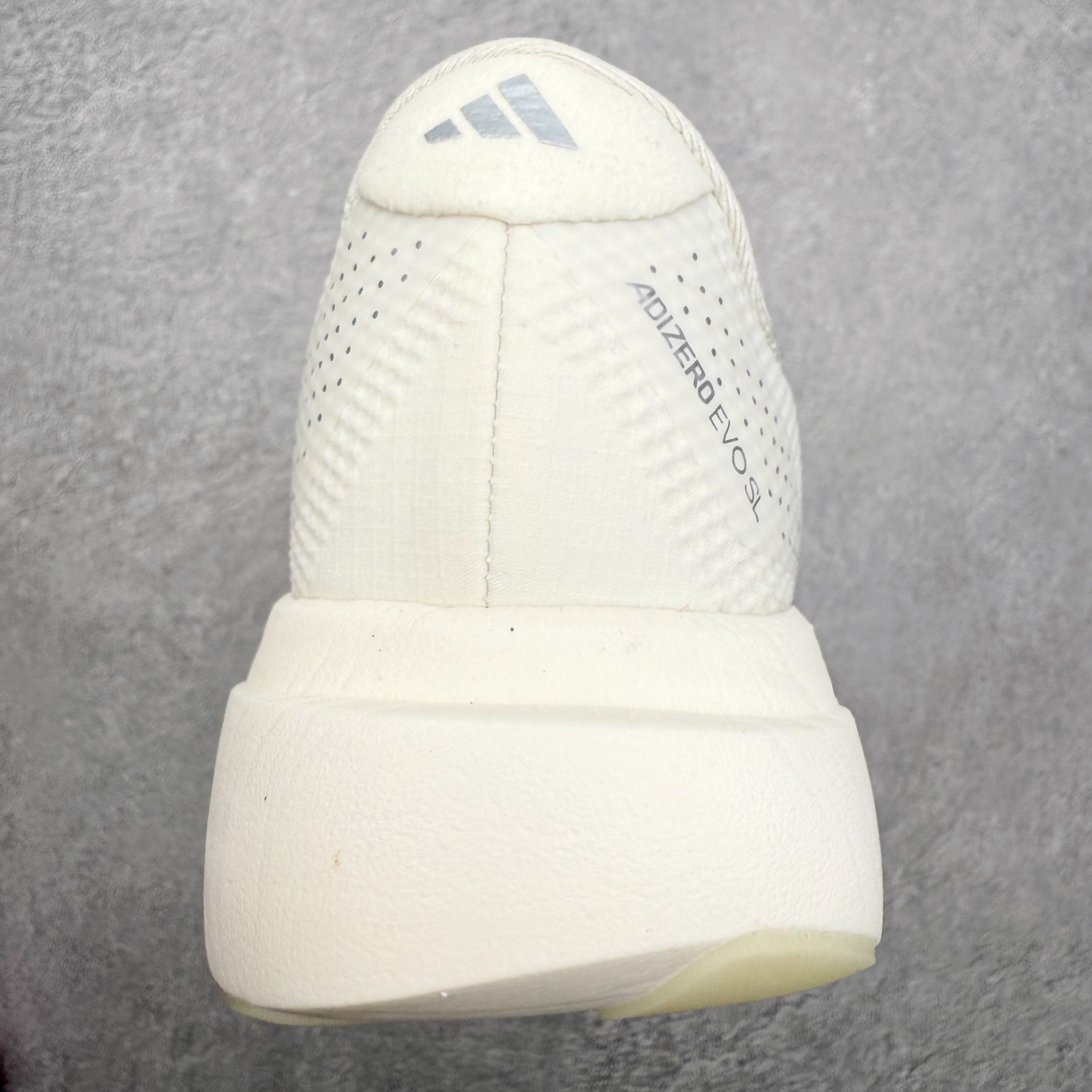 图片[8]-AD Adizero EVO SL 2 马拉松竞速专业跑鞋 CELERMESH针织网面非常轻薄 纤维间的缝隙很大 可以保证跑步时的透气、排汗效果 鞋舌直接与两侧的内衬和鞋底连接在一起 在跑步过程中不会被鞋舌的左右移动所困扰 在标准鞋带孔的基础上再拓宽一组鞋带孔 适合不同脚型的需求 突破性 EnergyRods 技术，有助于跑者实现更好的成绩 中底独特的LIGHTSTRIKE PRO泡棉材质 微弹感觉在跑步过程中给予了良好的支撑体验 对于顶级精英和高水平进阶跑者来说 ADIOS PRO是一双值得信赖的竞速比赛用鞋 尺码：36 36.5 37.5 38 38.5 39 40 40.5 41 42 42.5 43 44 44.5 45-选品中心