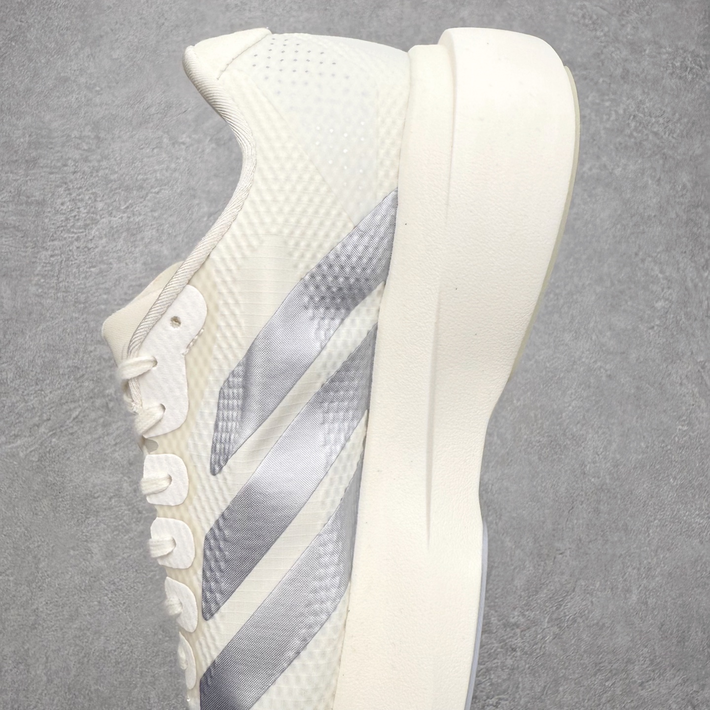 图片[7]-AD Adizero EVO SL 2 马拉松竞速专业跑鞋 CELERMESH针织网面非常轻薄 纤维间的缝隙很大 可以保证跑步时的透气、排汗效果 鞋舌直接与两侧的内衬和鞋底连接在一起 在跑步过程中不会被鞋舌的左右移动所困扰 在标准鞋带孔的基础上再拓宽一组鞋带孔 适合不同脚型的需求 突破性 EnergyRods 技术，有助于跑者实现更好的成绩 中底独特的LIGHTSTRIKE PRO泡棉材质 微弹感觉在跑步过程中给予了良好的支撑体验 对于顶级精英和高水平进阶跑者来说 ADIOS PRO是一双值得信赖的竞速比赛用鞋 尺码：36 36.5 37.5 38 38.5 39 40 40.5 41 42 42.5 43 44 44.5 45-选品中心