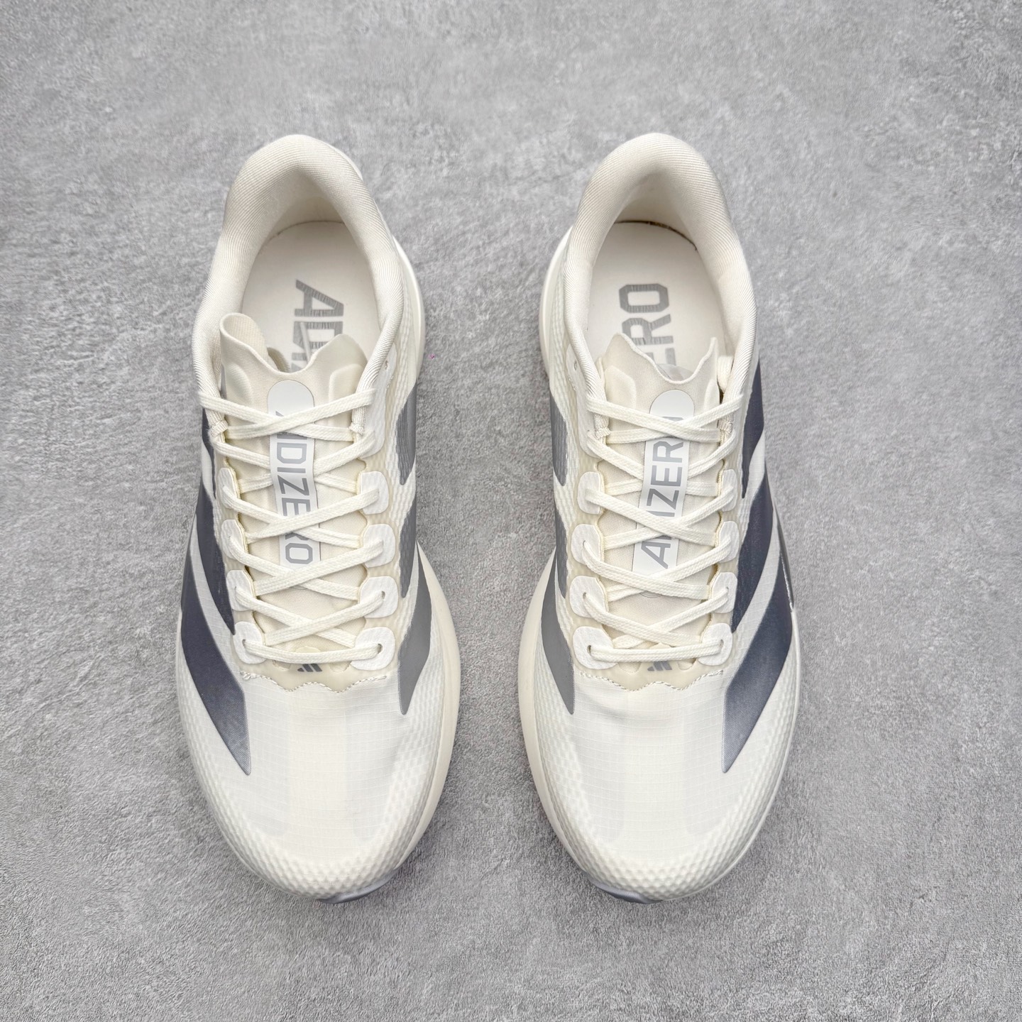 图片[2]-AD Adizero EVO SL 2 马拉松竞速专业跑鞋 CELERMESH针织网面非常轻薄 纤维间的缝隙很大 可以保证跑步时的透气、排汗效果 鞋舌直接与两侧的内衬和鞋底连接在一起 在跑步过程中不会被鞋舌的左右移动所困扰 在标准鞋带孔的基础上再拓宽一组鞋带孔 适合不同脚型的需求 突破性 EnergyRods 技术，有助于跑者实现更好的成绩 中底独特的LIGHTSTRIKE PRO泡棉材质 微弹感觉在跑步过程中给予了良好的支撑体验 对于顶级精英和高水平进阶跑者来说 ADIOS PRO是一双值得信赖的竞速比赛用鞋 尺码：36 36.5 37.5 38 38.5 39 40 40.5 41 42 42.5 43 44 44.5 45-选品中心