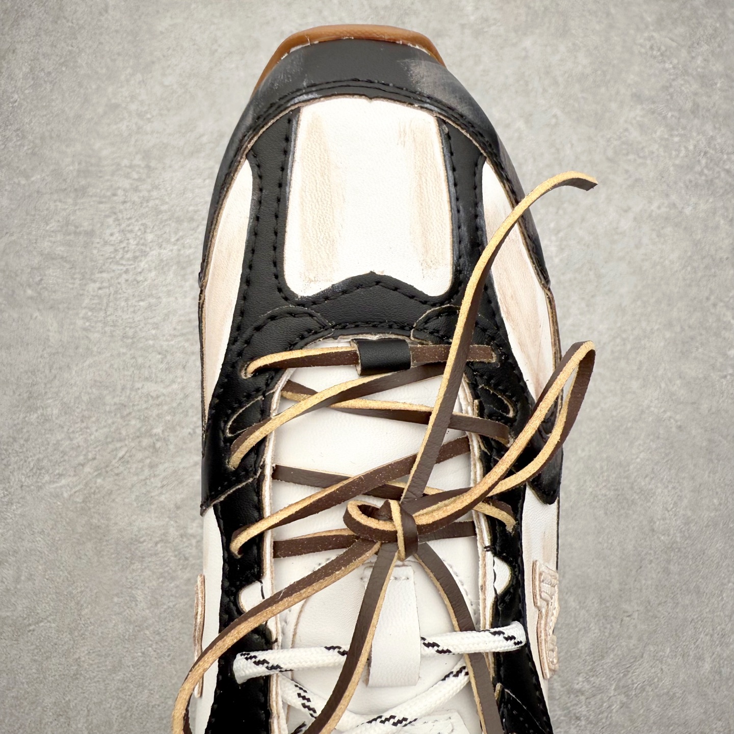 图片[4]-MiuMiu x New Balance NB530 SL 缪缪联名系列低帮经典复古休闲运动慢跑鞋 近几年运动品牌与各大潮流品牌不断推出联名产品，在球鞋圈拥有极高的热度。此外，奢侈品牌和运动品牌联名也早已非新鲜事，继 Dior 和 Jordan Brand 以及 Prada 和 adidas 合作后。近日，Miu Miu与New Balance的合作基本已经成为定番，每年都会上新，而近期的最新联名也已经正式曝光，预计会在24年春夏面世！相比之前两次使用的574，这次Miu Miu带来了全新风格。采用了全新型号MR530进行设计，继续使用复古的旧化效果和去年就被带火的美拉德配色打造。Miu Miu作为千禧文化的重要推手，这次也是直接挑选了New Balance 2000年代时发布的健身跑鞋MR530。整体做旧效果非常明显，甚至有些二手鞋的感觉，多少是有点瘦巴黎世家影响了……配色方面将会推出米色和棕色两种颜色可供选择，整体覆盖了做旧麂皮，鞋舌和鞋垫和之前一致，有Miu Miu的Logo，同时搭配皮革和棉质双鞋带组成。尺码：36 37 37.5 38 38.5 39.5 40 40.5 41.5 42 42.5 43.5 44 44.5 45-选品中心