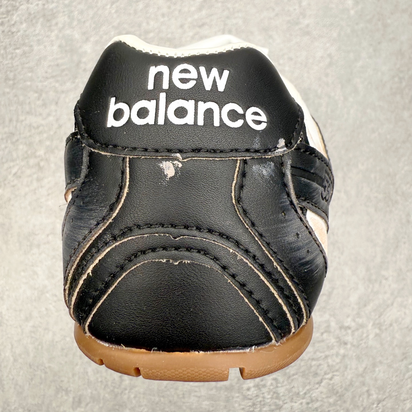 图片[8]-MiuMiu x New Balance NB530 SL 缪缪联名系列低帮经典复古休闲运动慢跑鞋 近几年运动品牌与各大潮流品牌不断推出联名产品，在球鞋圈拥有极高的热度。此外，奢侈品牌和运动品牌联名也早已非新鲜事，继 Dior 和 Jordan Brand 以及 Prada 和 adidas 合作后。近日，Miu Miu与New Balance的合作基本已经成为定番，每年都会上新，而近期的最新联名也已经正式曝光，预计会在24年春夏面世！相比之前两次使用的574，这次Miu Miu带来了全新风格。采用了全新型号MR530进行设计，继续使用复古的旧化效果和去年就被带火的美拉德配色打造。Miu Miu作为千禧文化的重要推手，这次也是直接挑选了New Balance 2000年代时发布的健身跑鞋MR530。整体做旧效果非常明显，甚至有些二手鞋的感觉，多少是有点瘦巴黎世家影响了……配色方面将会推出米色和棕色两种颜色可供选择，整体覆盖了做旧麂皮，鞋舌和鞋垫和之前一致，有Miu Miu的Logo，同时搭配皮革和棉质双鞋带组成。尺码：36 37 37.5 38 38.5 39.5 40 40.5 41.5 42 42.5 43.5 44 44.5 45-选品中心