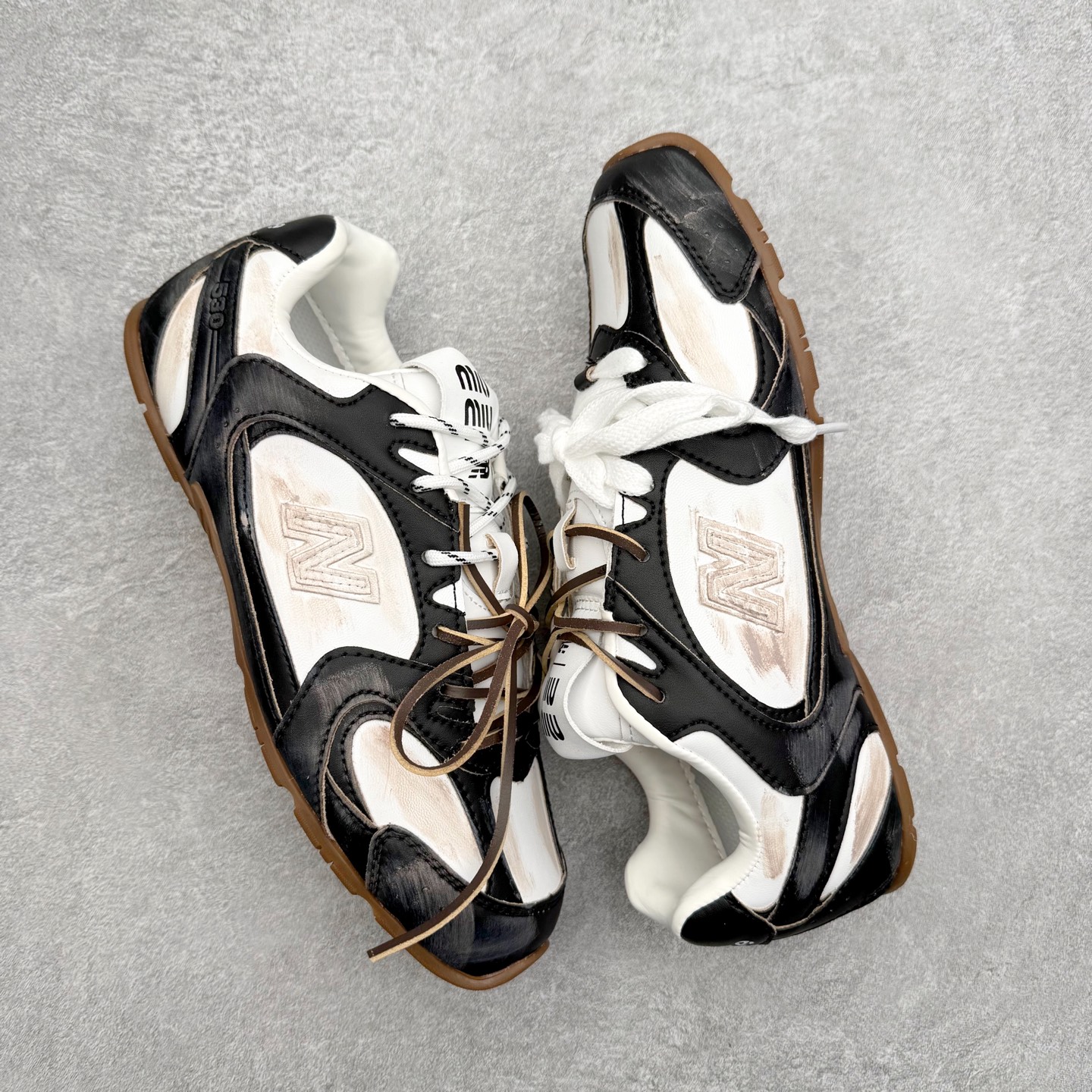 图片[3]-MiuMiu x New Balance NB530 SL 缪缪联名系列低帮经典复古休闲运动慢跑鞋 近几年运动品牌与各大潮流品牌不断推出联名产品，在球鞋圈拥有极高的热度。此外，奢侈品牌和运动品牌联名也早已非新鲜事，继 Dior 和 Jordan Brand 以及 Prada 和 adidas 合作后。近日，Miu Miu与New Balance的合作基本已经成为定番，每年都会上新，而近期的最新联名也已经正式曝光，预计会在24年春夏面世！相比之前两次使用的574，这次Miu Miu带来了全新风格。采用了全新型号MR530进行设计，继续使用复古的旧化效果和去年就被带火的美拉德配色打造。Miu Miu作为千禧文化的重要推手，这次也是直接挑选了New Balance 2000年代时发布的健身跑鞋MR530。整体做旧效果非常明显，甚至有些二手鞋的感觉，多少是有点瘦巴黎世家影响了……配色方面将会推出米色和棕色两种颜色可供选择，整体覆盖了做旧麂皮，鞋舌和鞋垫和之前一致，有Miu Miu的Logo，同时搭配皮革和棉质双鞋带组成。尺码：36 37 37.5 38 38.5 39.5 40 40.5 41.5 42 42.5 43.5 44 44.5 45-选品中心