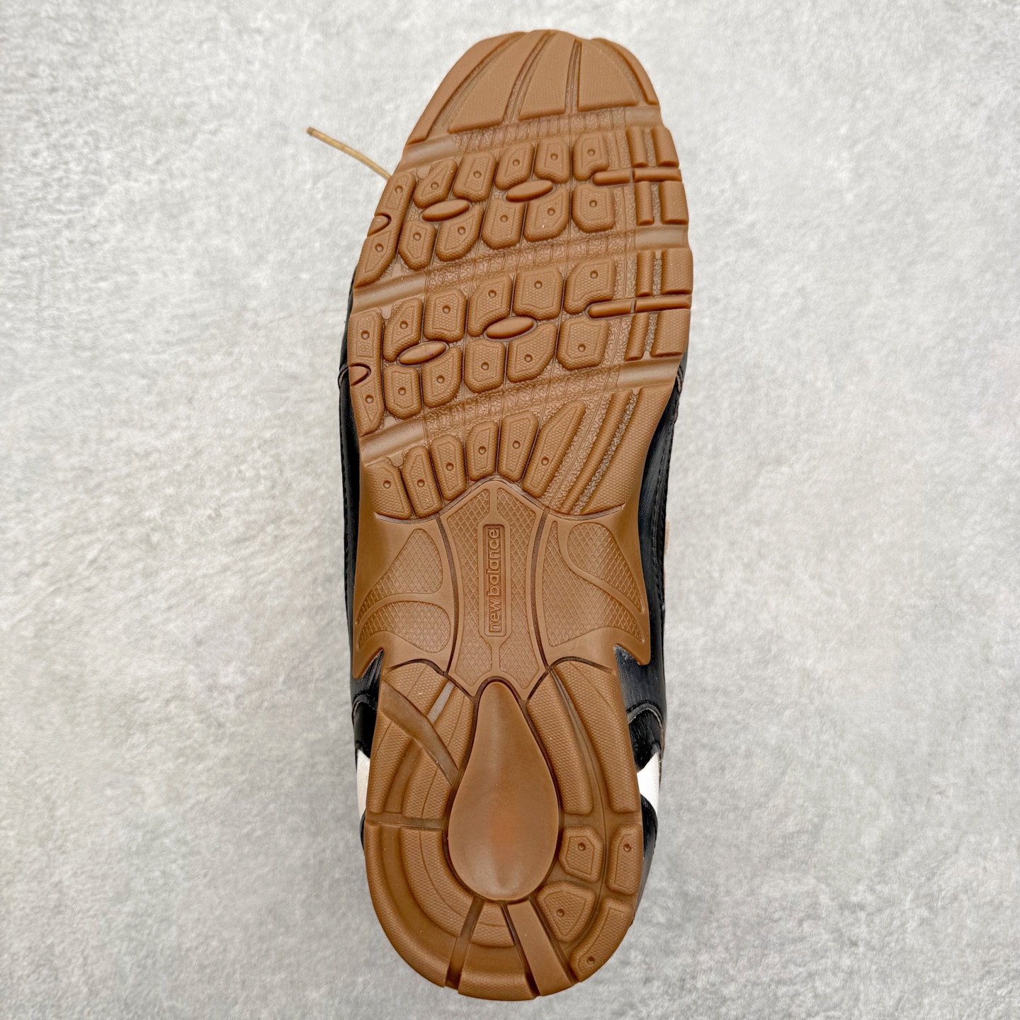 图片[9]-MiuMiu x New Balance NB530 SL 缪缪联名系列低帮经典复古休闲运动慢跑鞋 近几年运动品牌与各大潮流品牌不断推出联名产品，在球鞋圈拥有极高的热度。此外，奢侈品牌和运动品牌联名也早已非新鲜事，继 Dior 和 Jordan Brand 以及 Prada 和 adidas 合作后。近日，Miu Miu与New Balance的合作基本已经成为定番，每年都会上新，而近期的最新联名也已经正式曝光，预计会在24年春夏面世！相比之前两次使用的574，这次Miu Miu带来了全新风格。采用了全新型号MR530进行设计，继续使用复古的旧化效果和去年就被带火的美拉德配色打造。Miu Miu作为千禧文化的重要推手，这次也是直接挑选了New Balance 2000年代时发布的健身跑鞋MR530。整体做旧效果非常明显，甚至有些二手鞋的感觉，多少是有点瘦巴黎世家影响了……配色方面将会推出米色和棕色两种颜色可供选择，整体覆盖了做旧麂皮，鞋舌和鞋垫和之前一致，有Miu Miu的Logo，同时搭配皮革和棉质双鞋带组成。尺码：36 37 37.5 38 38.5 39.5 40 40.5 41.5 42 42.5 43.5 44 44.5 45-选品中心