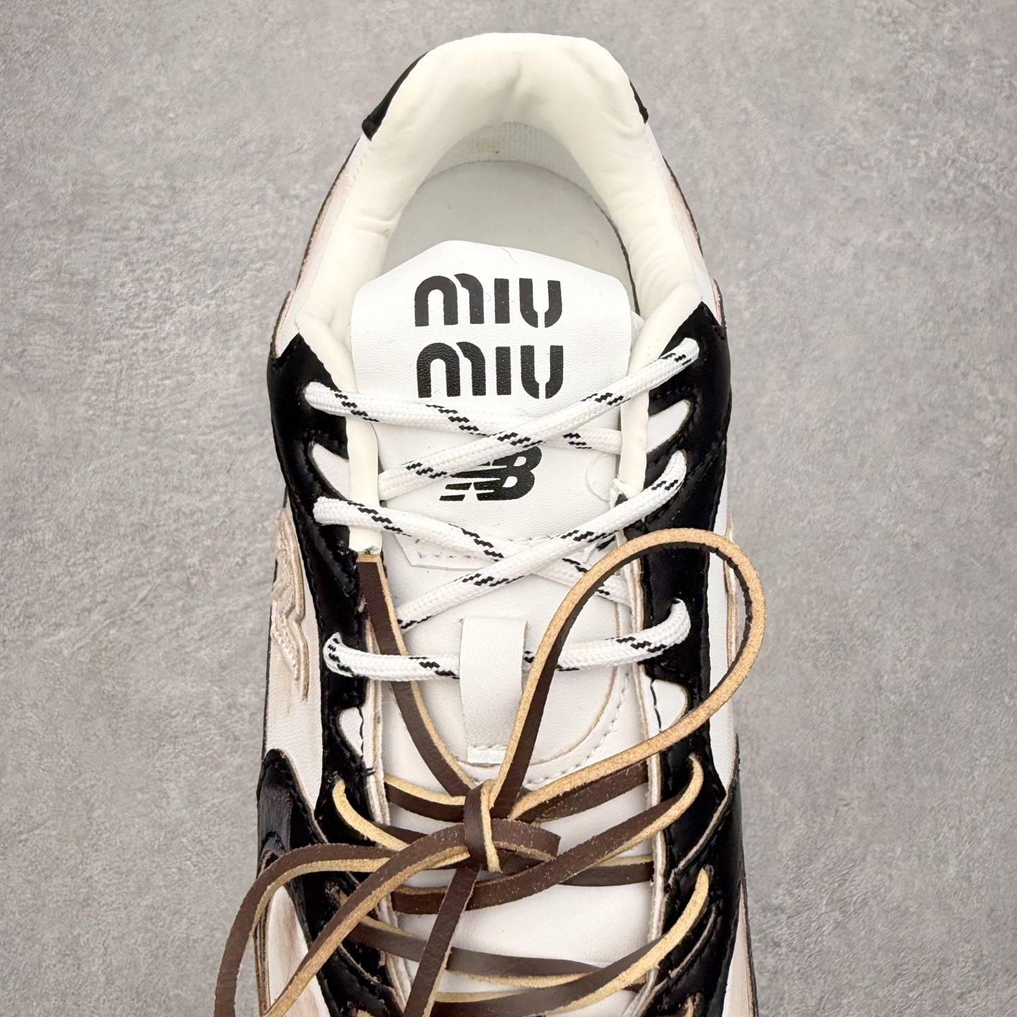图片[5]-MiuMiu x New Balance NB530 SL 缪缪联名系列低帮经典复古休闲运动慢跑鞋 近几年运动品牌与各大潮流品牌不断推出联名产品，在球鞋圈拥有极高的热度。此外，奢侈品牌和运动品牌联名也早已非新鲜事，继 Dior 和 Jordan Brand 以及 Prada 和 adidas 合作后。近日，Miu Miu与New Balance的合作基本已经成为定番，每年都会上新，而近期的最新联名也已经正式曝光，预计会在24年春夏面世！相比之前两次使用的574，这次Miu Miu带来了全新风格。采用了全新型号MR530进行设计，继续使用复古的旧化效果和去年就被带火的美拉德配色打造。Miu Miu作为千禧文化的重要推手，这次也是直接挑选了New Balance 2000年代时发布的健身跑鞋MR530。整体做旧效果非常明显，甚至有些二手鞋的感觉，多少是有点瘦巴黎世家影响了……配色方面将会推出米色和棕色两种颜色可供选择，整体覆盖了做旧麂皮，鞋舌和鞋垫和之前一致，有Miu Miu的Logo，同时搭配皮革和棉质双鞋带组成。尺码：36 37 37.5 38 38.5 39.5 40 40.5 41.5 42 42.5 43.5 44 44.5 45-选品中心
