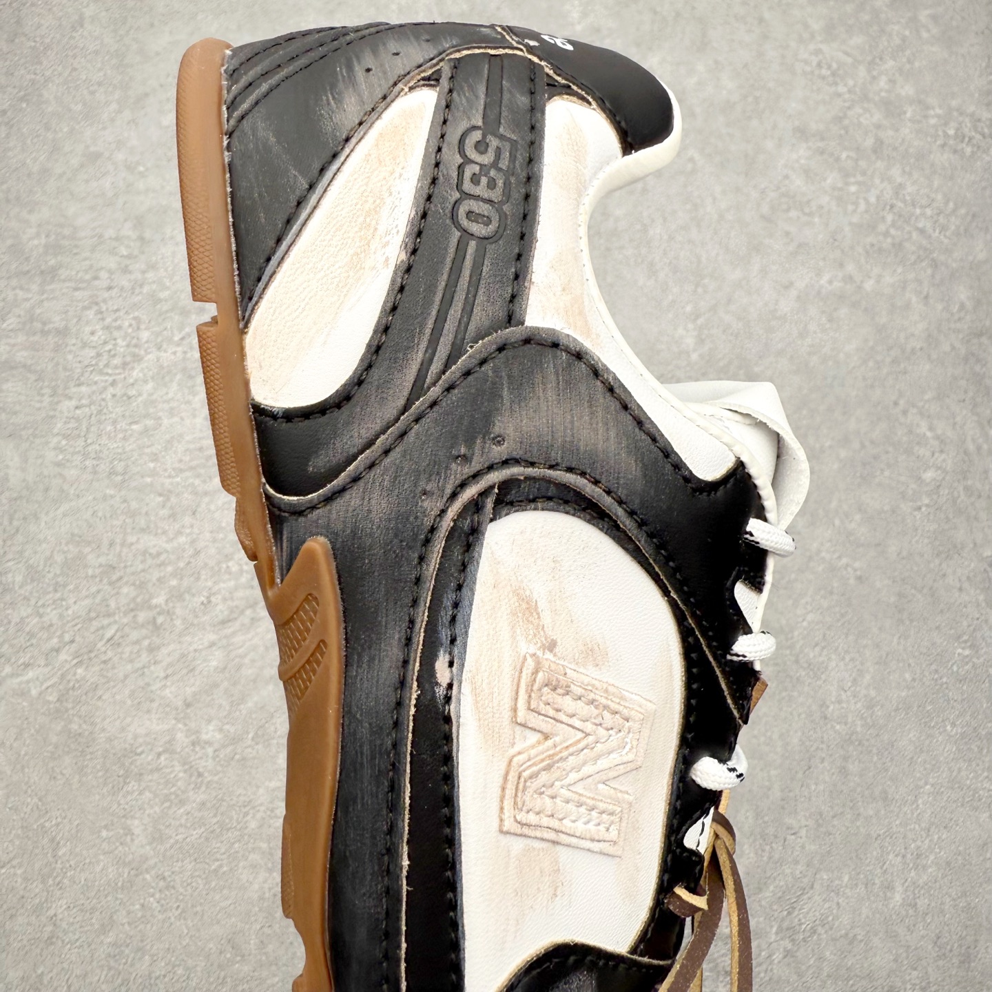 图片[6]-MiuMiu x New Balance NB530 SL 缪缪联名系列低帮经典复古休闲运动慢跑鞋 近几年运动品牌与各大潮流品牌不断推出联名产品，在球鞋圈拥有极高的热度。此外，奢侈品牌和运动品牌联名也早已非新鲜事，继 Dior 和 Jordan Brand 以及 Prada 和 adidas 合作后。近日，Miu Miu与New Balance的合作基本已经成为定番，每年都会上新，而近期的最新联名也已经正式曝光，预计会在24年春夏面世！相比之前两次使用的574，这次Miu Miu带来了全新风格。采用了全新型号MR530进行设计，继续使用复古的旧化效果和去年就被带火的美拉德配色打造。Miu Miu作为千禧文化的重要推手，这次也是直接挑选了New Balance 2000年代时发布的健身跑鞋MR530。整体做旧效果非常明显，甚至有些二手鞋的感觉，多少是有点瘦巴黎世家影响了……配色方面将会推出米色和棕色两种颜色可供选择，整体覆盖了做旧麂皮，鞋舌和鞋垫和之前一致，有Miu Miu的Logo，同时搭配皮革和棉质双鞋带组成。尺码：36 37 37.5 38 38.5 39.5 40 40.5 41.5 42 42.5 43.5 44 44.5 45-选品中心