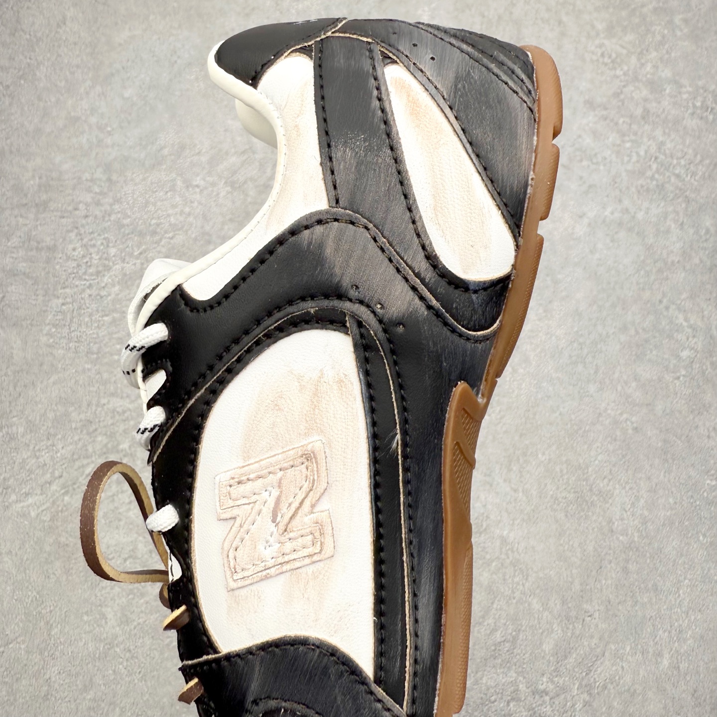 图片[7]-MiuMiu x New Balance NB530 SL 缪缪联名系列低帮经典复古休闲运动慢跑鞋 近几年运动品牌与各大潮流品牌不断推出联名产品，在球鞋圈拥有极高的热度。此外，奢侈品牌和运动品牌联名也早已非新鲜事，继 Dior 和 Jordan Brand 以及 Prada 和 adidas 合作后。近日，Miu Miu与New Balance的合作基本已经成为定番，每年都会上新，而近期的最新联名也已经正式曝光，预计会在24年春夏面世！相比之前两次使用的574，这次Miu Miu带来了全新风格。采用了全新型号MR530进行设计，继续使用复古的旧化效果和去年就被带火的美拉德配色打造。Miu Miu作为千禧文化的重要推手，这次也是直接挑选了New Balance 2000年代时发布的健身跑鞋MR530。整体做旧效果非常明显，甚至有些二手鞋的感觉，多少是有点瘦巴黎世家影响了……配色方面将会推出米色和棕色两种颜色可供选择，整体覆盖了做旧麂皮，鞋舌和鞋垫和之前一致，有Miu Miu的Logo，同时搭配皮革和棉质双鞋带组成。尺码：36 37 37.5 38 38.5 39.5 40 40.5 41.5 42 42.5 43.5 44 44.5 45-选品中心