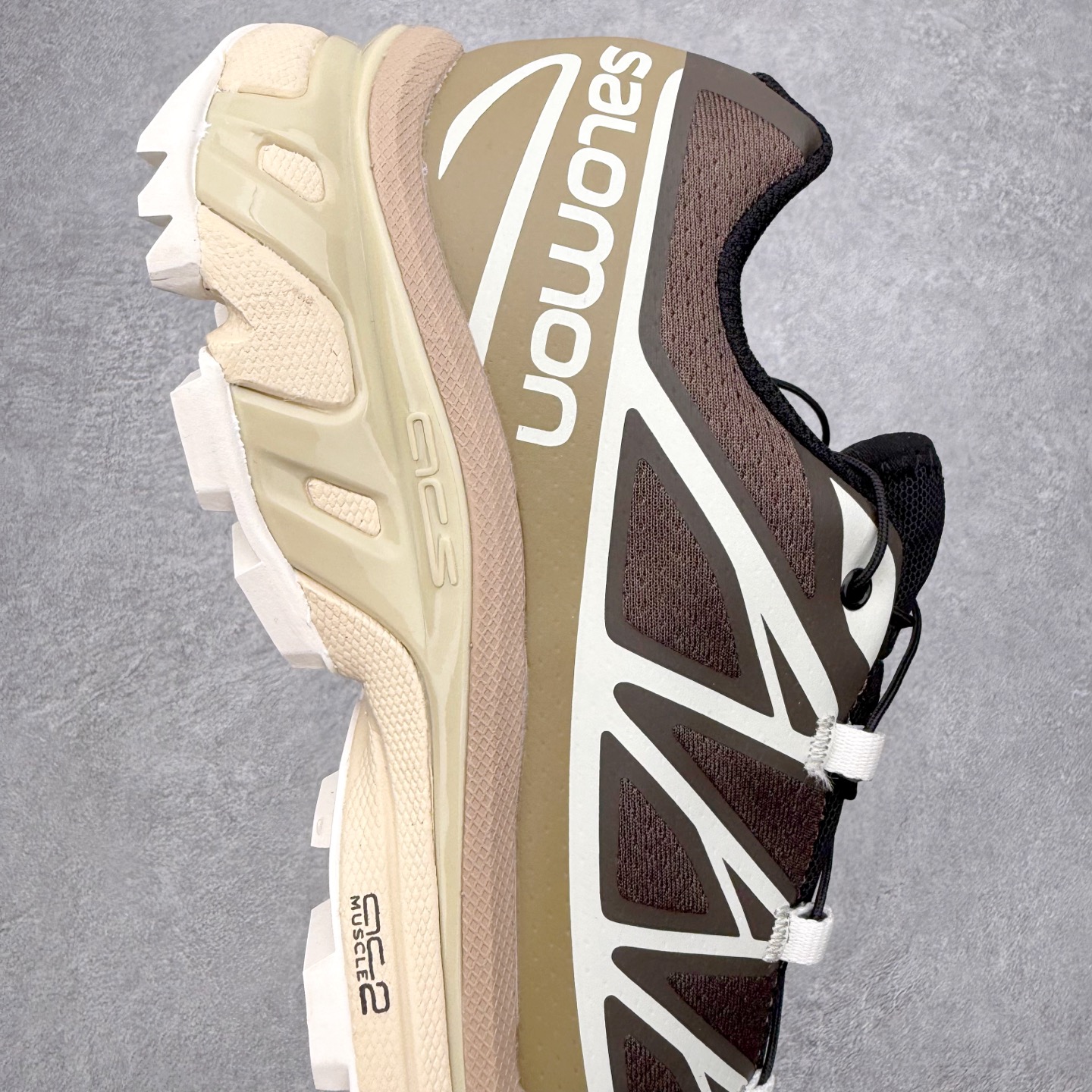 图片[6]-Salomon XT-6 萨洛蒙复古潮流户外机能登山跑鞋 纯原外贸平台特供订单 耗时半年巨作 全套原纸板楦头开发 原厂特供网布配套加持 确保原汁原味 完美呈现版型 原档数据独家私模五层组合大底 男女鞋同步官方开发至46.5 原装Ortholite轻量化鞋垫 中底布带钢印编号 原厂TPU锁扣 进口港宝加持 后跟自然饱满 还原公司包裹性 鞋面以“锯齿”状的包裹系统呈现 在基色底之下加入了各种色点缀 将公司的最新技术和时尚前卫的造型融入耐用的长跑款式中 鞋面由 TPU 薄膜制成 并焊接在高耐磨网眼上 使其既时尚又坚固 由 ACS底盘支撑 可增强稳定性和支撑力 以及由橡胶凸耳 Contragrip外底覆盖的 EVA 缓冲中底 旨在应对崎岖的地形 鞋舌上的彩色Salomon 标签、Quicklace 系统以及鞋头、鞋舌和鞋跟上的附加品牌使细节更加完美 让穿着者可以轻松驾驭户外与通勤下的任何运动生活场景 无缝鞋身户外随意纵横 颜值与脚感兼备 出街通勤 绝对非常吸睛 你值得拥有 尺码：36 36.5 37.5 38 38.5 39 40 40.5 41 42 42.5 43 44 44.5 45 注意：偏小1码-选品中心