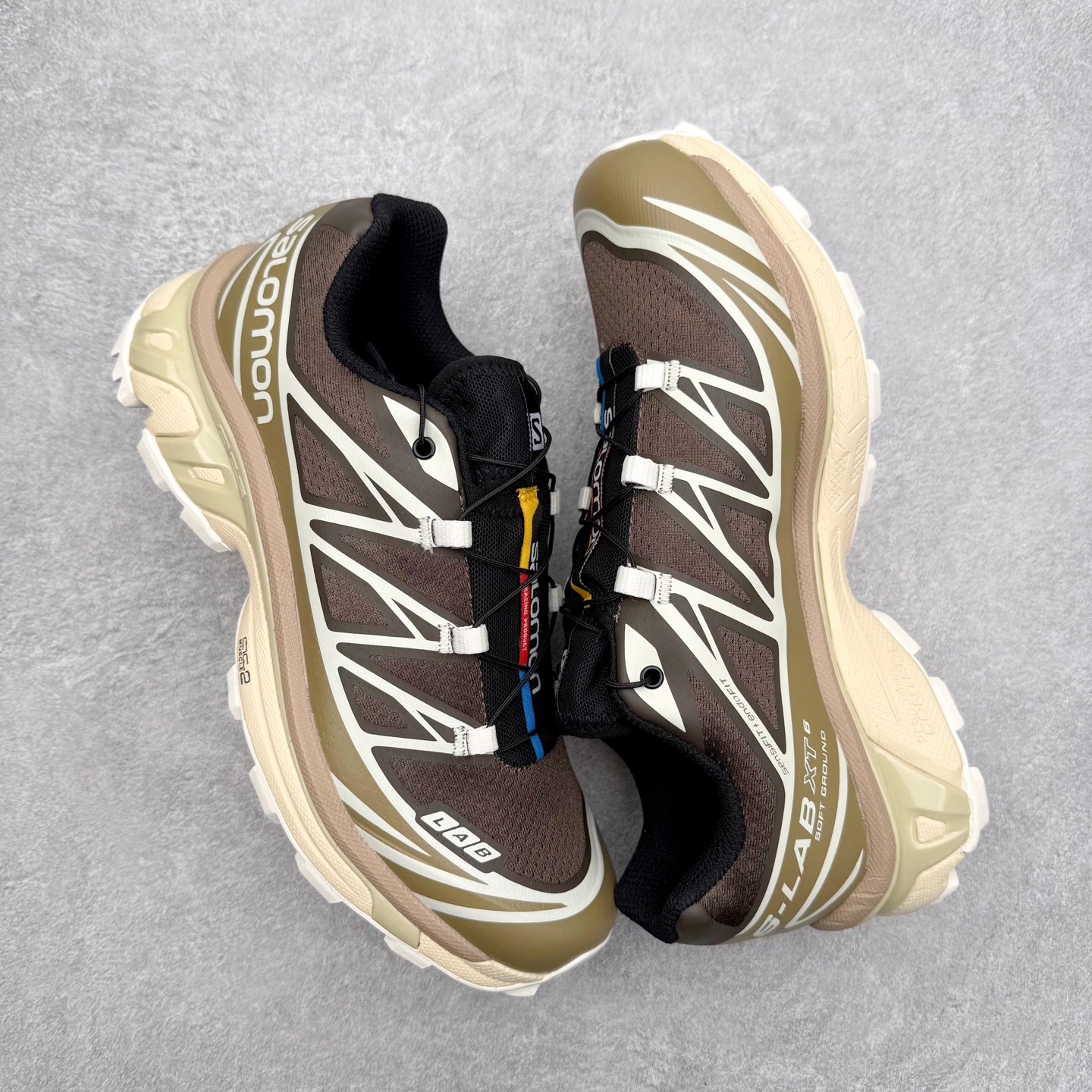 图片[3]-Salomon XT-6 萨洛蒙复古潮流户外机能登山跑鞋 纯原外贸平台特供订单 耗时半年巨作 全套原纸板楦头开发 原厂特供网布配套加持 确保原汁原味 完美呈现版型 原档数据独家私模五层组合大底 男女鞋同步官方开发至46.5 原装Ortholite轻量化鞋垫 中底布带钢印编号 原厂TPU锁扣 进口港宝加持 后跟自然饱满 还原公司包裹性 鞋面以“锯齿”状的包裹系统呈现 在基色底之下加入了各种色点缀 将公司的最新技术和时尚前卫的造型融入耐用的长跑款式中 鞋面由 TPU 薄膜制成 并焊接在高耐磨网眼上 使其既时尚又坚固 由 ACS底盘支撑 可增强稳定性和支撑力 以及由橡胶凸耳 Contragrip外底覆盖的 EVA 缓冲中底 旨在应对崎岖的地形 鞋舌上的彩色Salomon 标签、Quicklace 系统以及鞋头、鞋舌和鞋跟上的附加品牌使细节更加完美 让穿着者可以轻松驾驭户外与通勤下的任何运动生活场景 无缝鞋身户外随意纵横 颜值与脚感兼备 出街通勤 绝对非常吸睛 你值得拥有 尺码：36 36.5 37.5 38 38.5 39 40 40.5 41 42 42.5 43 44 44.5 45 注意：偏小1码-选品中心