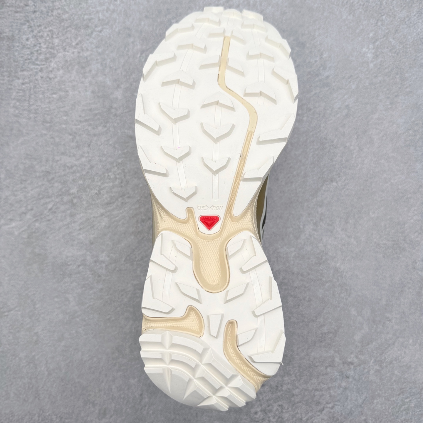 图片[9]-Salomon XT-6 萨洛蒙复古潮流户外机能登山跑鞋 纯原外贸平台特供订单 耗时半年巨作 全套原纸板楦头开发 原厂特供网布配套加持 确保原汁原味 完美呈现版型 原档数据独家私模五层组合大底 男女鞋同步官方开发至46.5 原装Ortholite轻量化鞋垫 中底布带钢印编号 原厂TPU锁扣 进口港宝加持 后跟自然饱满 还原公司包裹性 鞋面以“锯齿”状的包裹系统呈现 在基色底之下加入了各种色点缀 将公司的最新技术和时尚前卫的造型融入耐用的长跑款式中 鞋面由 TPU 薄膜制成 并焊接在高耐磨网眼上 使其既时尚又坚固 由 ACS底盘支撑 可增强稳定性和支撑力 以及由橡胶凸耳 Contragrip外底覆盖的 EVA 缓冲中底 旨在应对崎岖的地形 鞋舌上的彩色Salomon 标签、Quicklace 系统以及鞋头、鞋舌和鞋跟上的附加品牌使细节更加完美 让穿着者可以轻松驾驭户外与通勤下的任何运动生活场景 无缝鞋身户外随意纵横 颜值与脚感兼备 出街通勤 绝对非常吸睛 你值得拥有 尺码：36 36.5 37.5 38 38.5 39 40 40.5 41 42 42.5 43 44 44.5 45 注意：偏小1码-选品中心