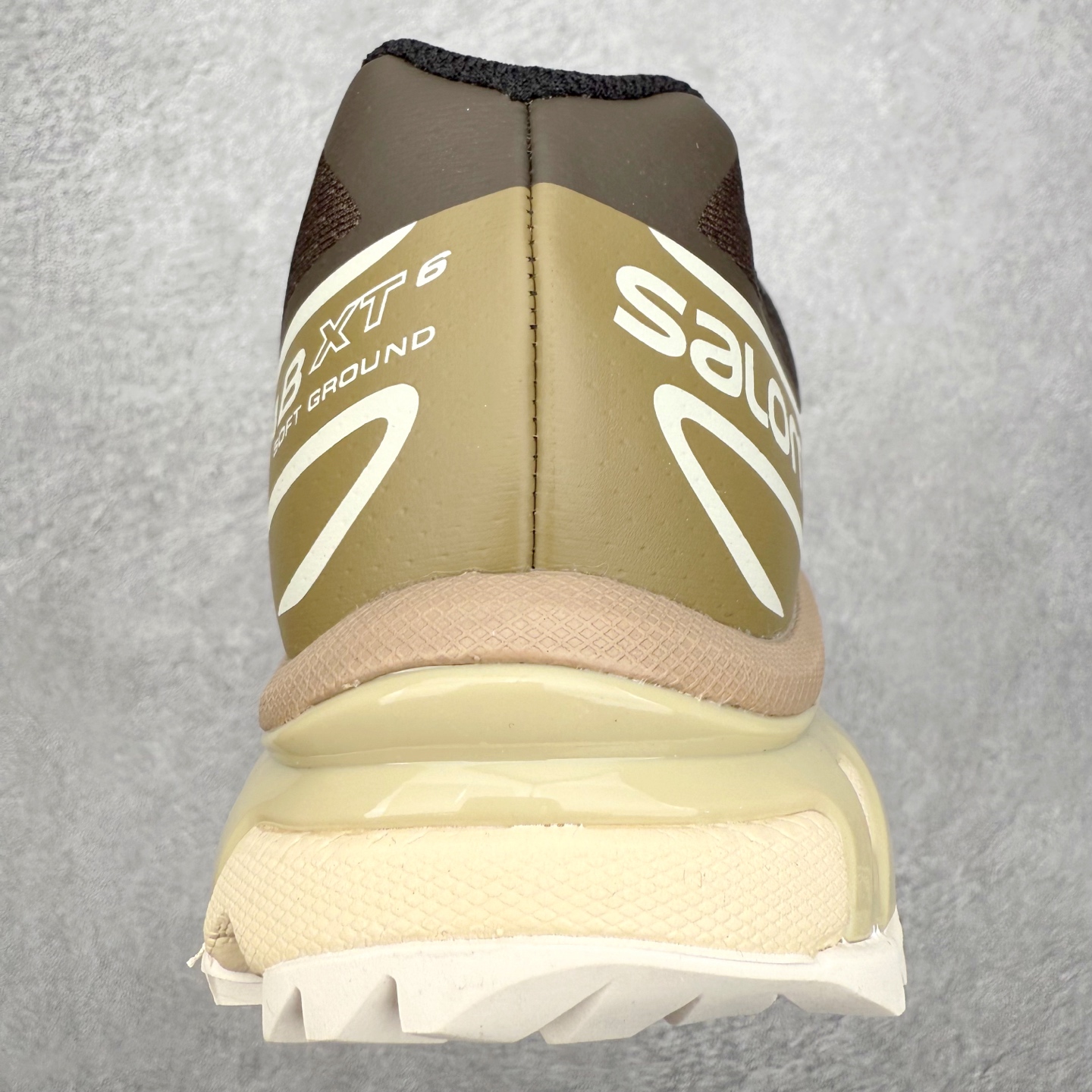 图片[8]-Salomon XT-6 萨洛蒙复古潮流户外机能登山跑鞋 纯原外贸平台特供订单 耗时半年巨作 全套原纸板楦头开发 原厂特供网布配套加持 确保原汁原味 完美呈现版型 原档数据独家私模五层组合大底 男女鞋同步官方开发至46.5 原装Ortholite轻量化鞋垫 中底布带钢印编号 原厂TPU锁扣 进口港宝加持 后跟自然饱满 还原公司包裹性 鞋面以“锯齿”状的包裹系统呈现 在基色底之下加入了各种色点缀 将公司的最新技术和时尚前卫的造型融入耐用的长跑款式中 鞋面由 TPU 薄膜制成 并焊接在高耐磨网眼上 使其既时尚又坚固 由 ACS底盘支撑 可增强稳定性和支撑力 以及由橡胶凸耳 Contragrip外底覆盖的 EVA 缓冲中底 旨在应对崎岖的地形 鞋舌上的彩色Salomon 标签、Quicklace 系统以及鞋头、鞋舌和鞋跟上的附加品牌使细节更加完美 让穿着者可以轻松驾驭户外与通勤下的任何运动生活场景 无缝鞋身户外随意纵横 颜值与脚感兼备 出街通勤 绝对非常吸睛 你值得拥有 尺码：36 36.5 37.5 38 38.5 39 40 40.5 41 42 42.5 43 44 44.5 45 注意：偏小1码-选品中心