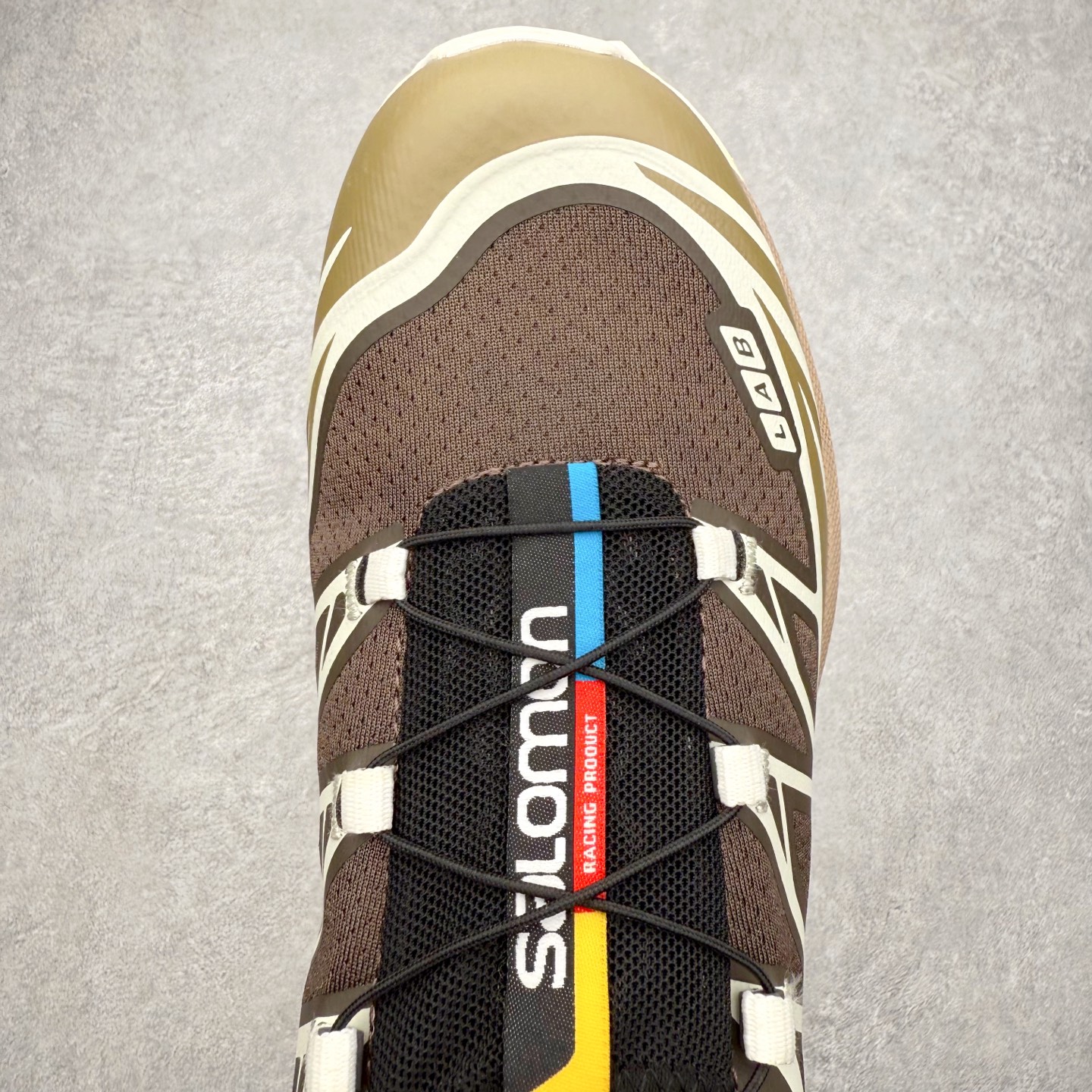 图片[4]-Salomon XT-6 萨洛蒙复古潮流户外机能登山跑鞋 纯原外贸平台特供订单 耗时半年巨作 全套原纸板楦头开发 原厂特供网布配套加持 确保原汁原味 完美呈现版型 原档数据独家私模五层组合大底 男女鞋同步官方开发至46.5 原装Ortholite轻量化鞋垫 中底布带钢印编号 原厂TPU锁扣 进口港宝加持 后跟自然饱满 还原公司包裹性 鞋面以“锯齿”状的包裹系统呈现 在基色底之下加入了各种色点缀 将公司的最新技术和时尚前卫的造型融入耐用的长跑款式中 鞋面由 TPU 薄膜制成 并焊接在高耐磨网眼上 使其既时尚又坚固 由 ACS底盘支撑 可增强稳定性和支撑力 以及由橡胶凸耳 Contragrip外底覆盖的 EVA 缓冲中底 旨在应对崎岖的地形 鞋舌上的彩色Salomon 标签、Quicklace 系统以及鞋头、鞋舌和鞋跟上的附加品牌使细节更加完美 让穿着者可以轻松驾驭户外与通勤下的任何运动生活场景 无缝鞋身户外随意纵横 颜值与脚感兼备 出街通勤 绝对非常吸睛 你值得拥有 尺码：36 36.5 37.5 38 38.5 39 40 40.5 41 42 42.5 43 44 44.5 45 注意：偏小1码-选品中心