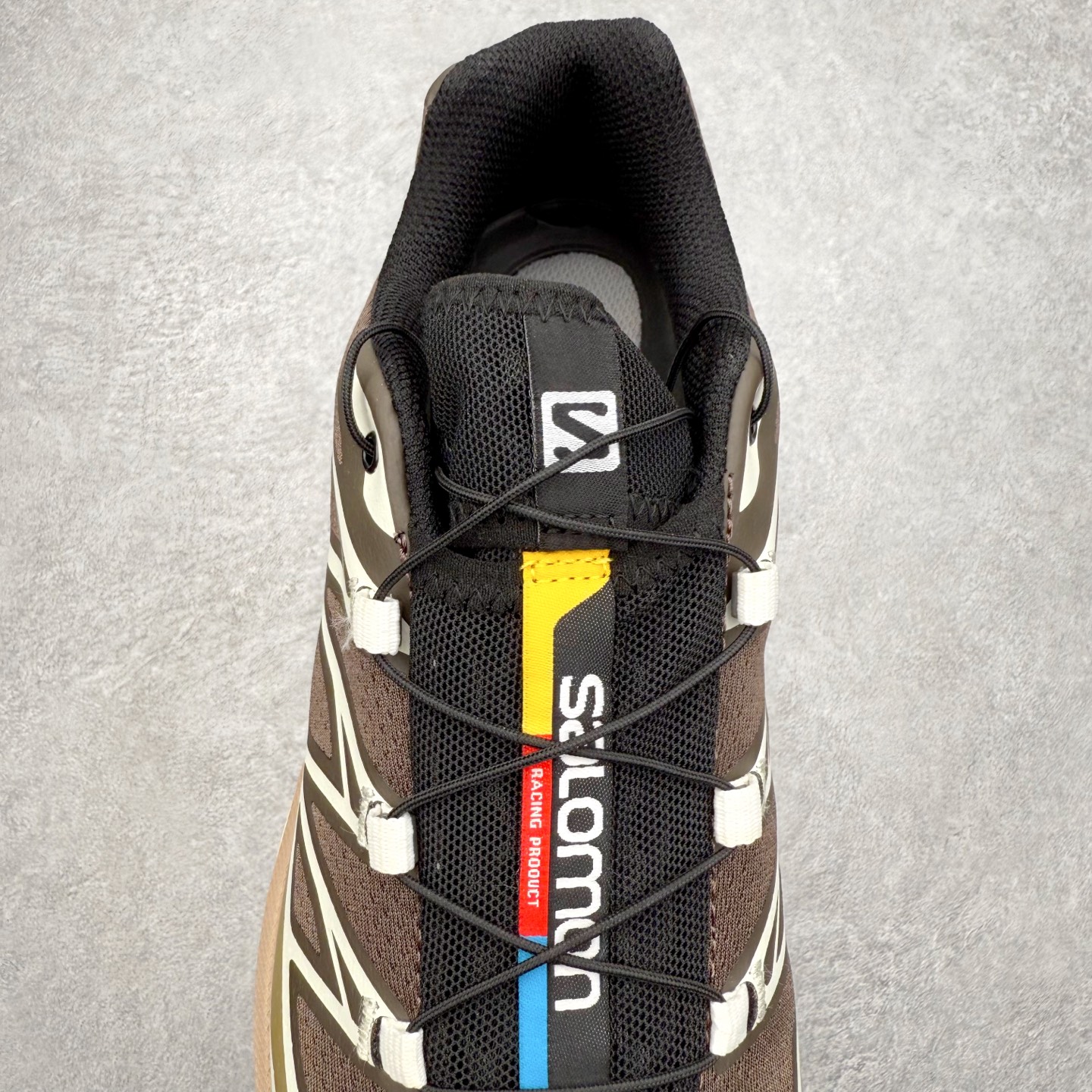 图片[5]-Salomon XT-6 萨洛蒙复古潮流户外机能登山跑鞋 纯原外贸平台特供订单 耗时半年巨作 全套原纸板楦头开发 原厂特供网布配套加持 确保原汁原味 完美呈现版型 原档数据独家私模五层组合大底 男女鞋同步官方开发至46.5 原装Ortholite轻量化鞋垫 中底布带钢印编号 原厂TPU锁扣 进口港宝加持 后跟自然饱满 还原公司包裹性 鞋面以“锯齿”状的包裹系统呈现 在基色底之下加入了各种色点缀 将公司的最新技术和时尚前卫的造型融入耐用的长跑款式中 鞋面由 TPU 薄膜制成 并焊接在高耐磨网眼上 使其既时尚又坚固 由 ACS底盘支撑 可增强稳定性和支撑力 以及由橡胶凸耳 Contragrip外底覆盖的 EVA 缓冲中底 旨在应对崎岖的地形 鞋舌上的彩色Salomon 标签、Quicklace 系统以及鞋头、鞋舌和鞋跟上的附加品牌使细节更加完美 让穿着者可以轻松驾驭户外与通勤下的任何运动生活场景 无缝鞋身户外随意纵横 颜值与脚感兼备 出街通勤 绝对非常吸睛 你值得拥有 尺码：36 36.5 37.5 38 38.5 39 40 40.5 41 42 42.5 43 44 44.5 45 注意：偏小1码-选品中心